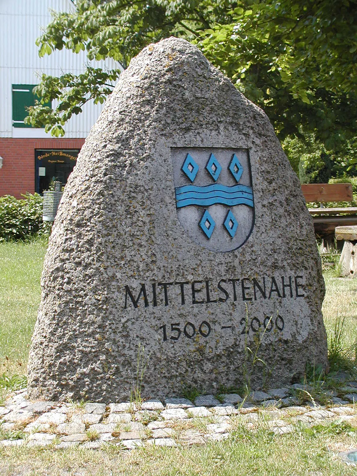 Photo showing: Ein Stein mit Wappen des Dorfes