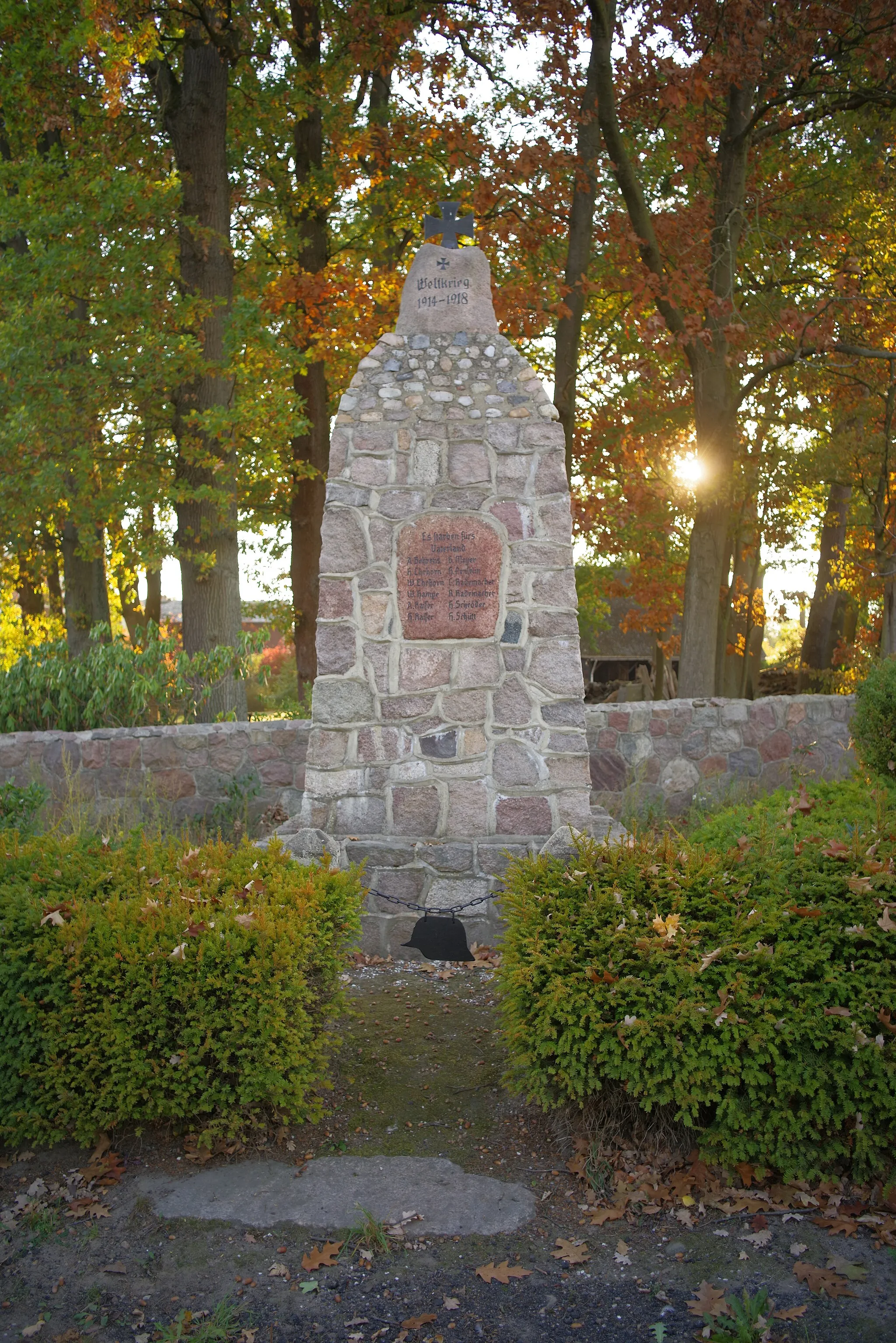 Photo showing: Memorial for World War I and World War II in Lindhorst, Seevetal.