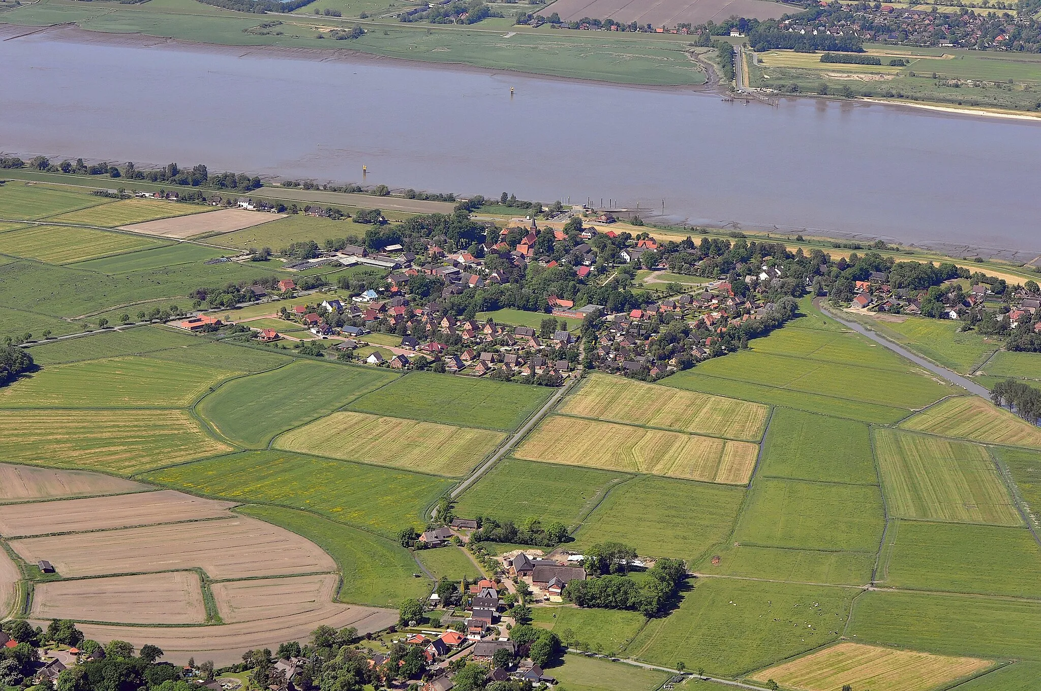 Photo showing: Dedesdorf, im Vordergrund noch einige Häuser von Wiemsdorf. Luftbilder von der Nordseeküste 2012-05