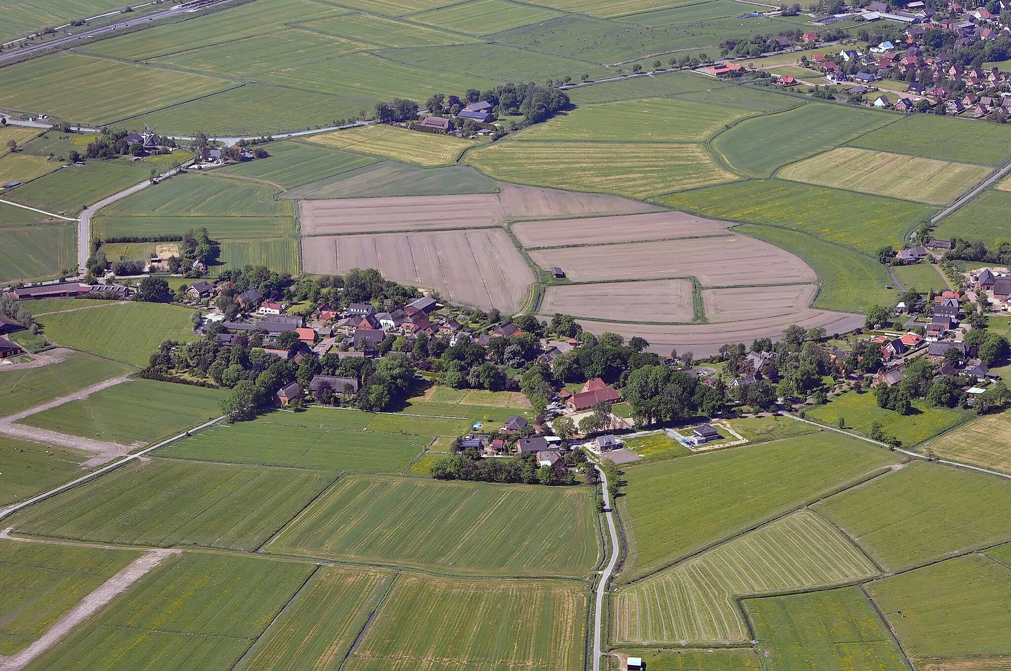 Photo showing: Wiemsdorf, Gemeinde Loxstedt. Luftbilder von der Nordseeküste 2012-05