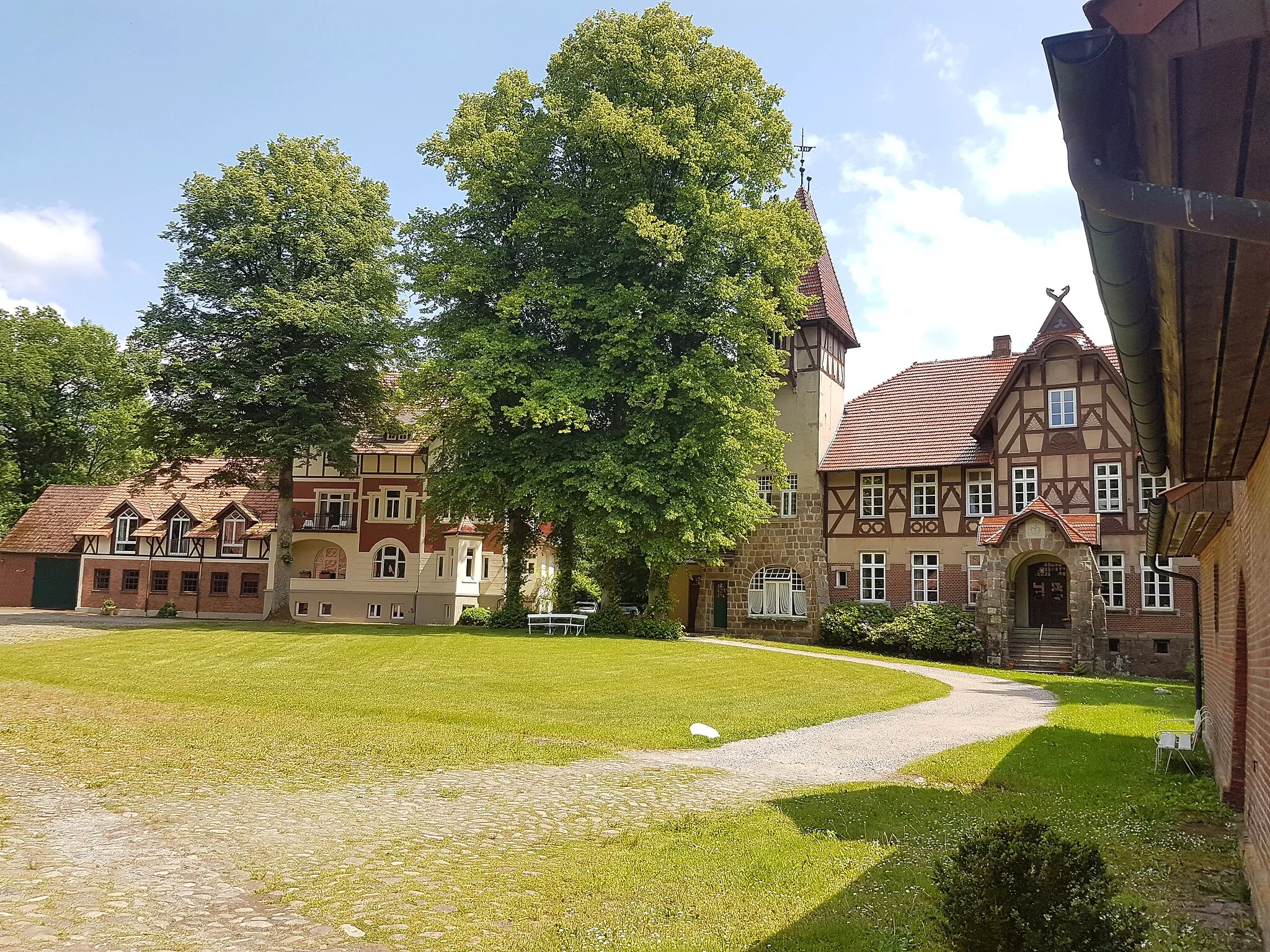 Photo showing: The inner courtyard of the historic manor Gut Holm in Holm-Seppensen.