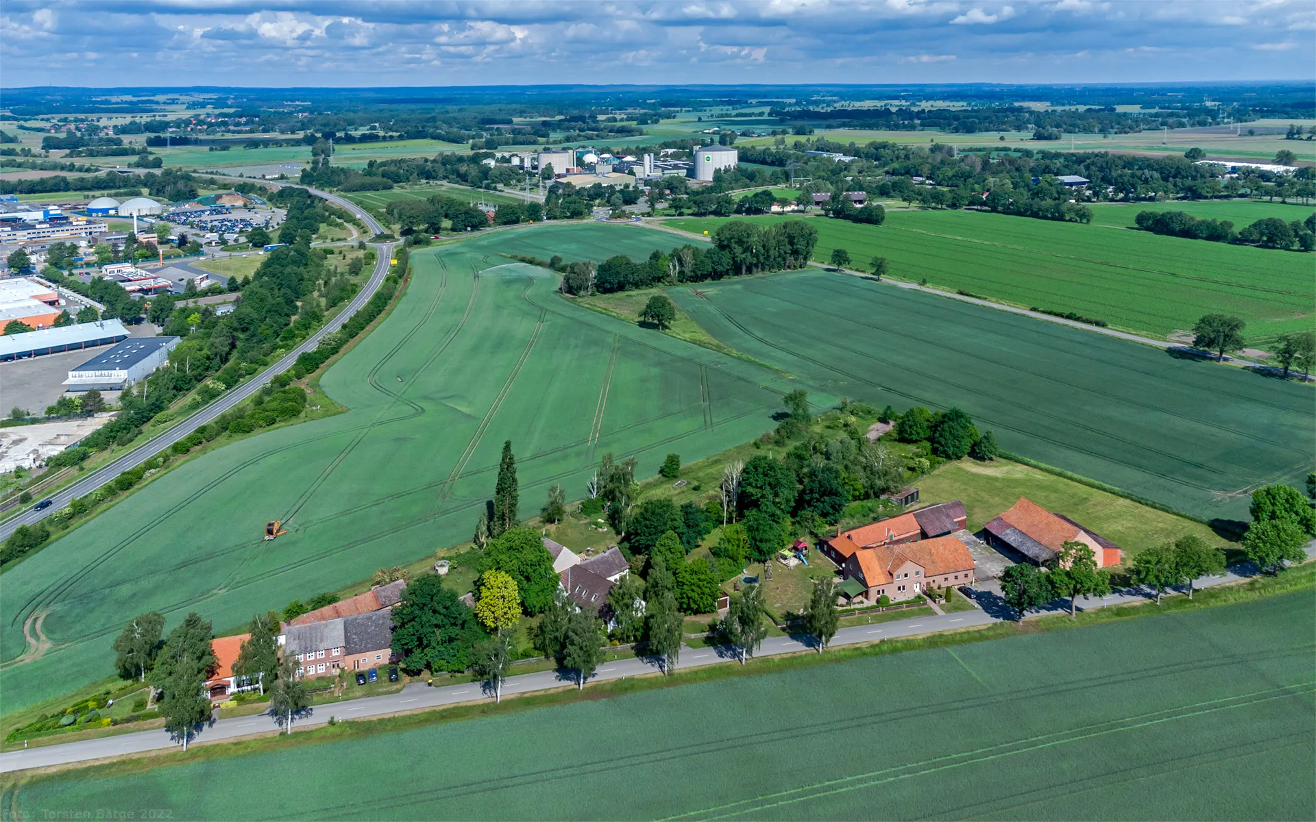 Photo showing: Luftbild von Vierhausen, einem zu Tarmitz gehörenden Wohnplatz. Das Dorf Tarmitz ist ein Ortsteil der Stadt Lüchow (Wendland) im Landkreis Lüchow-Dannenberg.