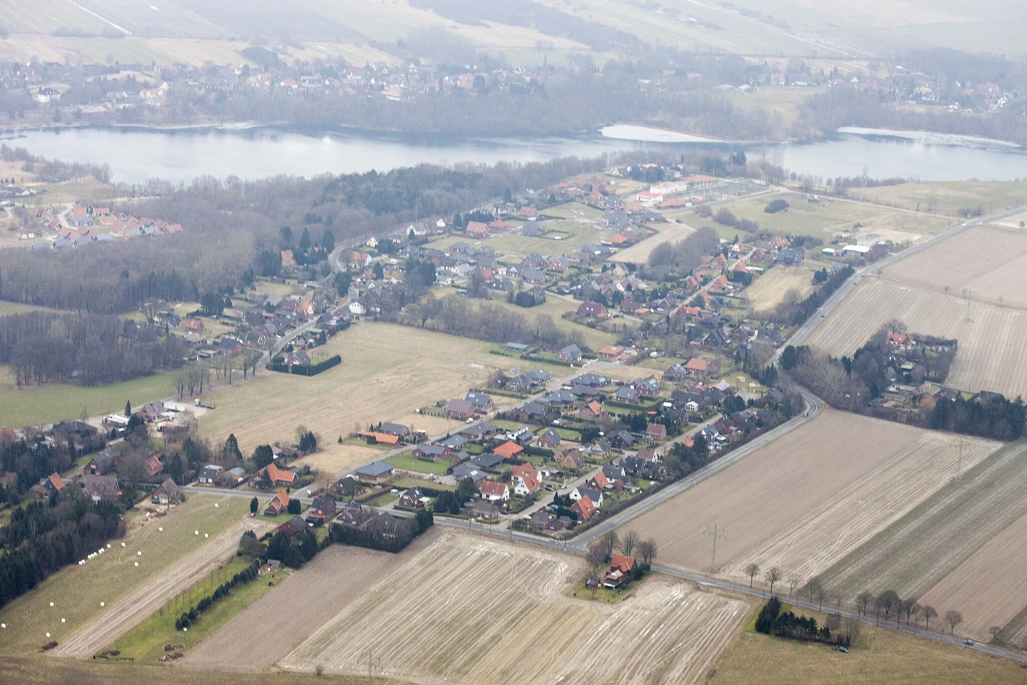 Photo showing: Luftaufnahme: von vorne nach hinten: der Ortsteil Westersode von Hemmoor, der Kreidesee Hemmoor und der Ortsteil Warstade von Hemmoor