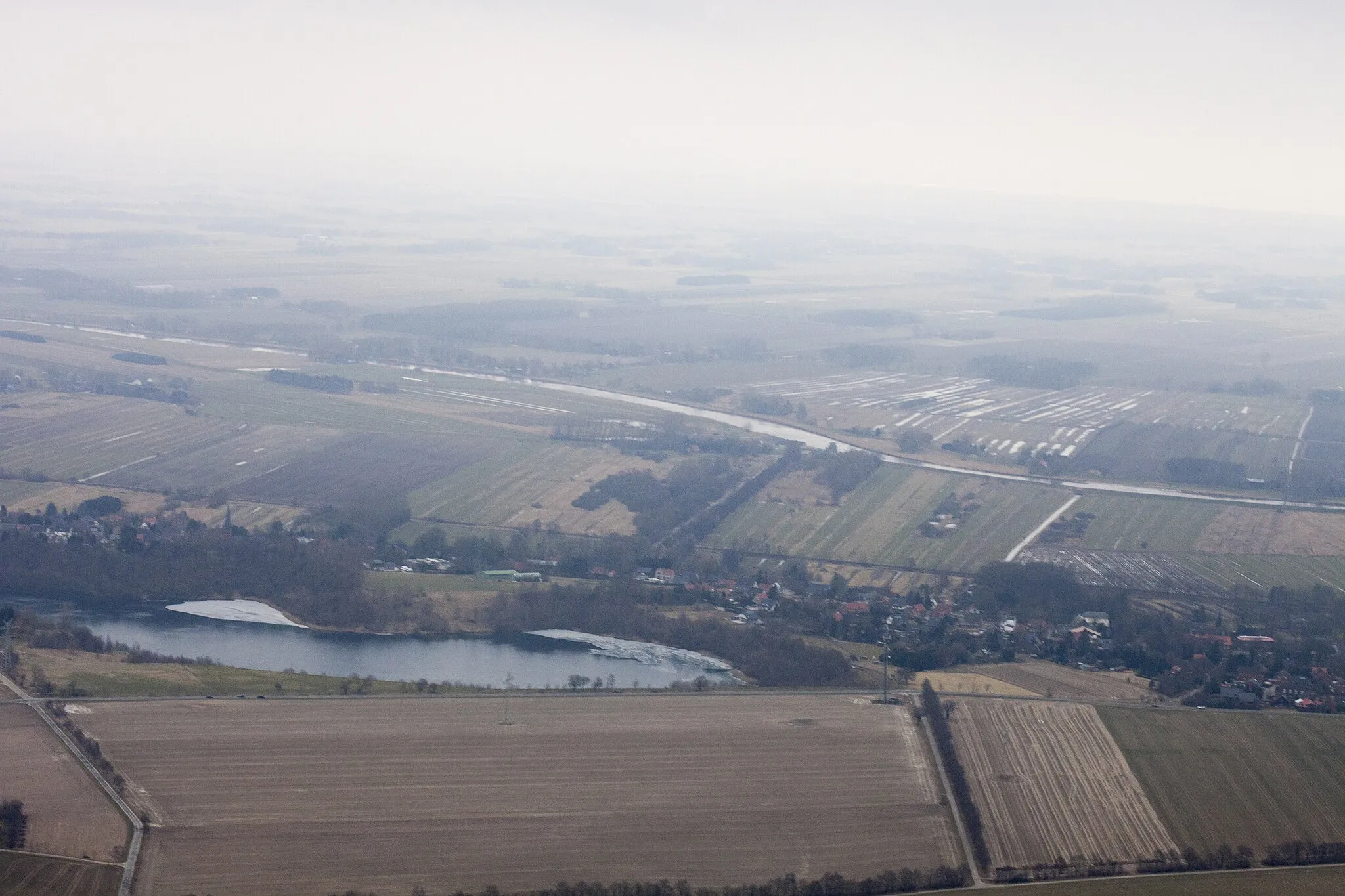 Photo showing: Luftaufnahme: der Ortsteil Warstade von Hemmoor und die Oste im Hintergrund