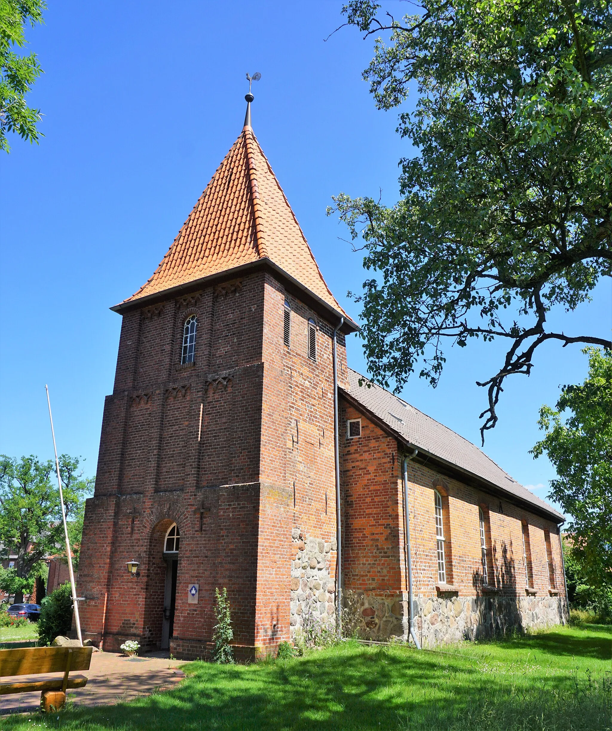 Photo showing: View from southwest to the Saint Vitus Church in Reinstorf, district Lüneburg.