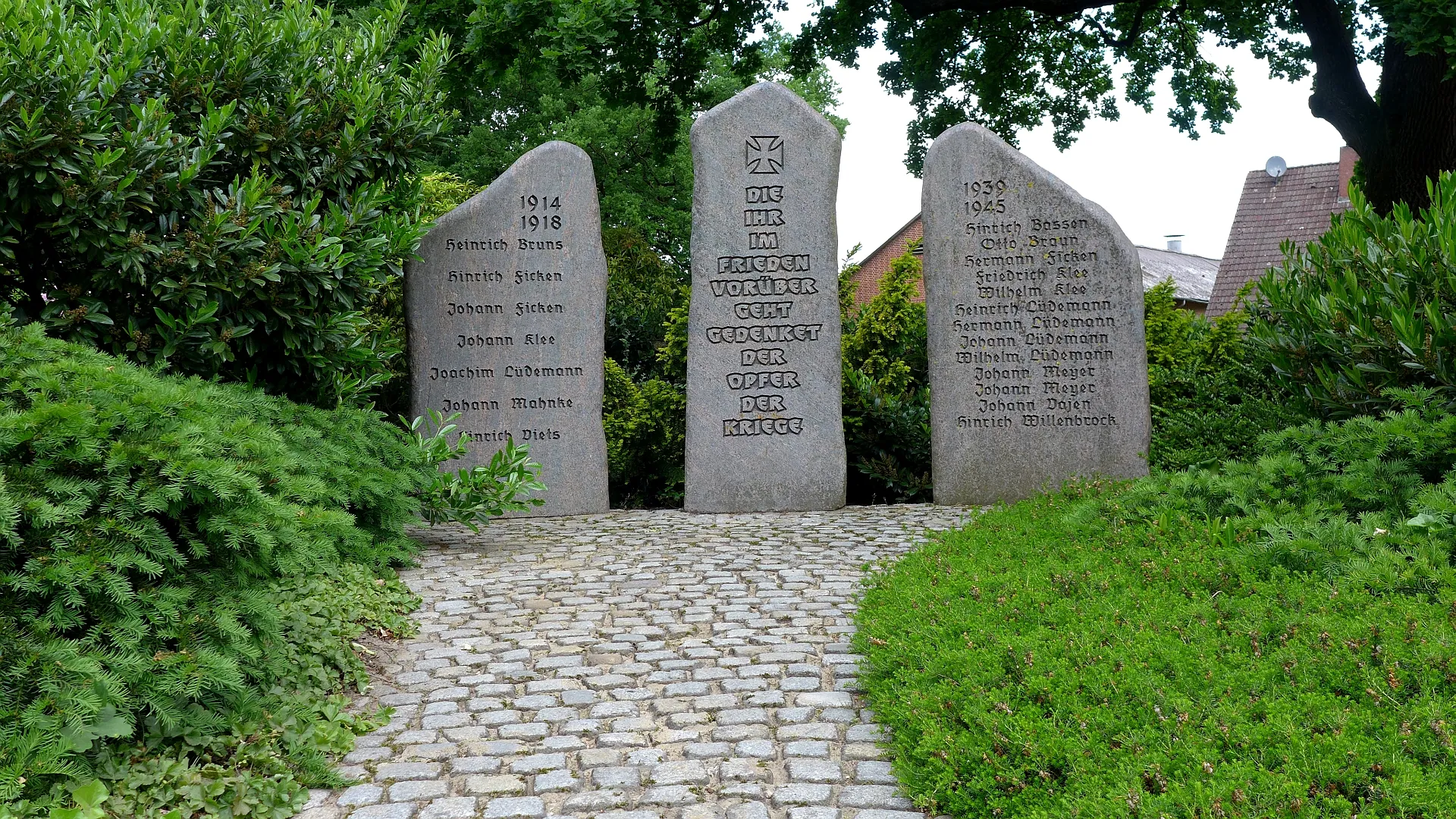 Photo showing: Stätte zum Gedenken der Gefallenen in den Weltkriegen I und II. Inschrift: "DIE IHR IM FRIEDEN VORÜBER GEHT, GEDENKET DER OPFER DER KRIEGE". Es folgen Namensnennungen. Abbendorf ist Teil der Einheitsgemeinde Scheeßel.