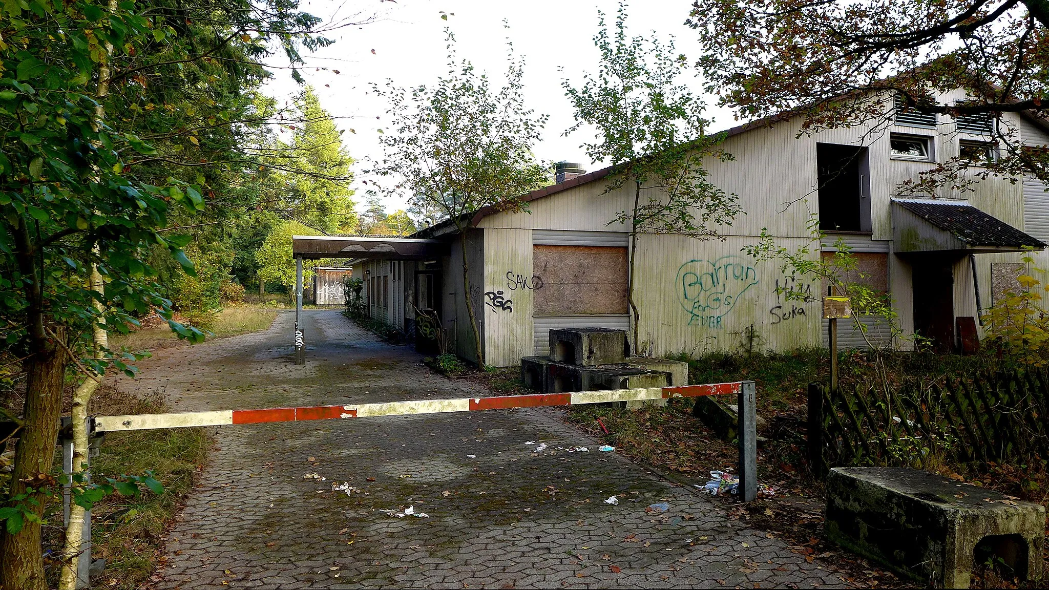 Photo showing: Ehemalige Endo-Klinik in Wintermoor. 1943 nahm die Stadt Hamburg diesen Klinik-Komplex für die Behandlung von Brandopfern und Kriegsverletzten im Zusammenhang mit dem 2. Weltkrieg als "Ausweich-Krankenhaus" in Betrieb. Ab 1947 wurden hier Tuberkulose-Kranke behandelt. Später wurde daraus eine Fachklinik für die Behandlung von Erkrankungen der Atmungsorgane. 1976 übernahm die Hamburger ENDO-Klinik als Spezialist für Knochen- und Gelenkchirurgie den Klinik-Komplex, mußte aber 1997 den Standort aus wirtschaftlichen Gründen schließen. Danach zog ein Seniorenpflegezentrum in die Anlage ein, ging allerdings 2005 in die Insolvenz. Spätere Versuche der Einrichtung eines Schulungs- oder Erlebniszentrums blieben bereits im Planungsansatz stecken.