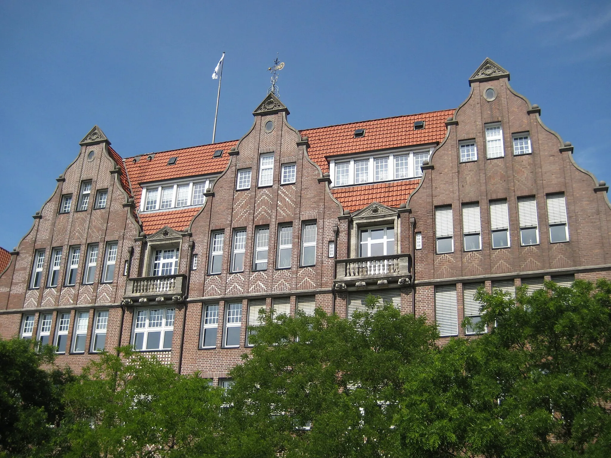 Photo showing: Das „Bachmann-Haus“ an der Schlachte 15–18 in Bremen. Früheres Kontorhaus der ehemaligen Bremer Handelsspedition J.H. Bachmann (JHB), 1913 erbaut und nach Kriegszerstörungen 1948 in der alten Form wiederaufgebaut. Die drei fassadenbündigen Zwerchgiebel sind als Schweifgiebel ausgebildet.