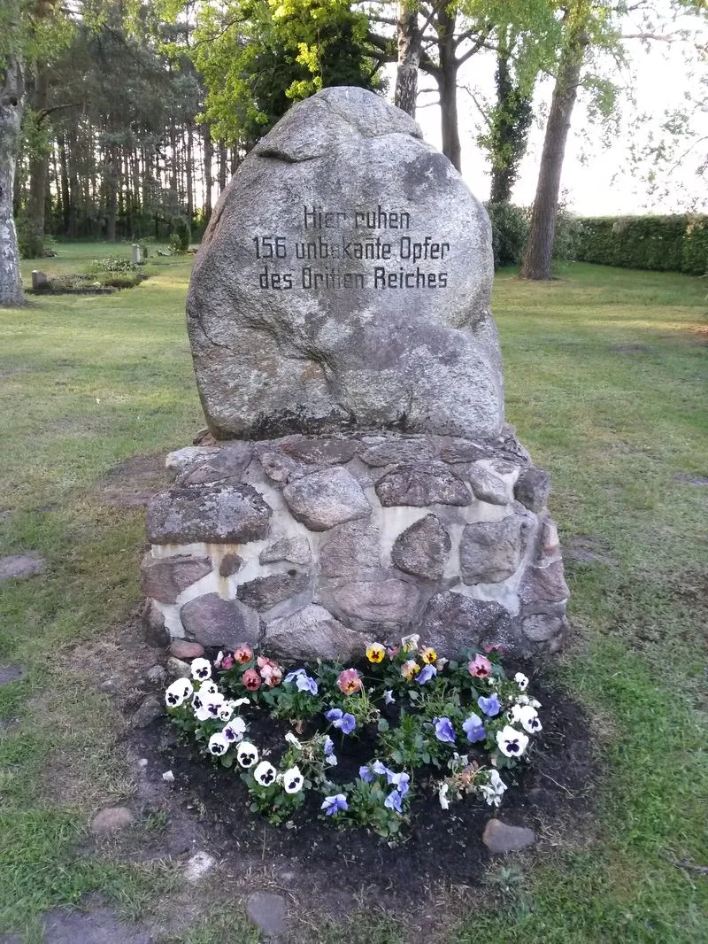 Photo showing: Grave of 156 victims of a concentration-camp-train in the cemetery Wintermoor.