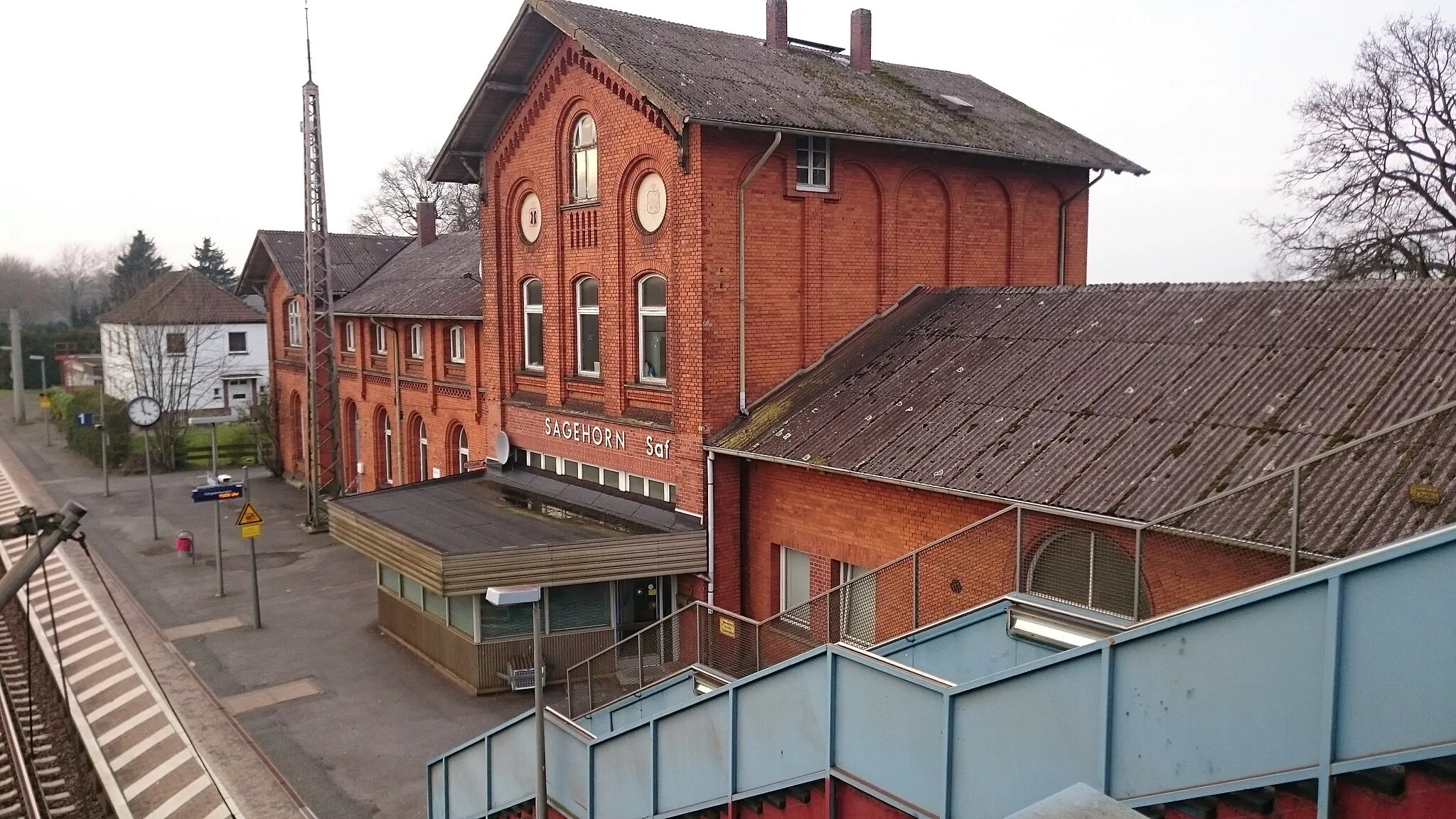 Photo showing: Bahnhof Sagehorn, Blick aufs Bahnhofsgebäude, von der Fußgängerbrücke, die zu Gleis 2/3 führt, aus