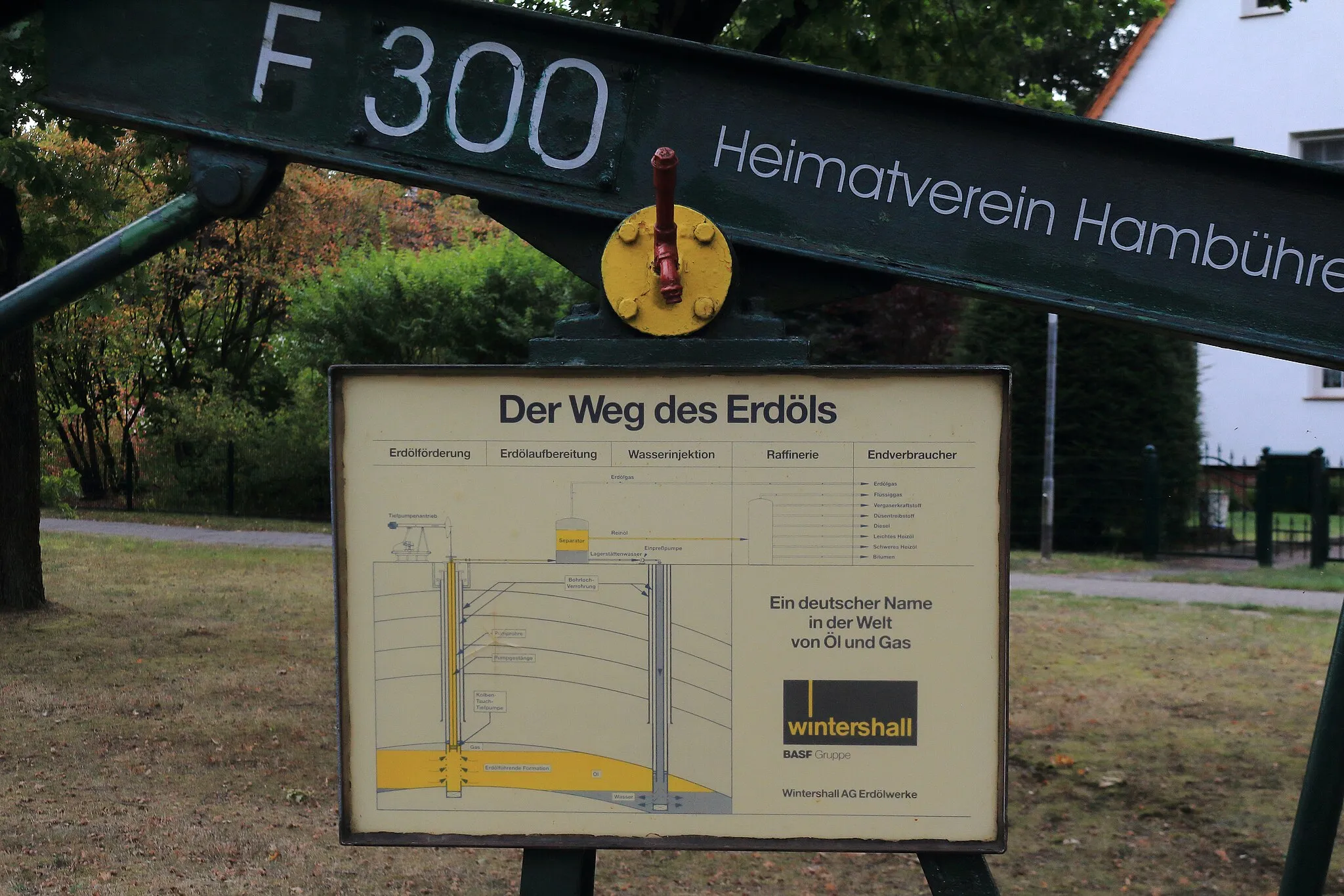 Photo showing: Erdöl-Pferdekopfpumpe in Ovelgönne, Gemeinde Hambühren, Landkreis Celle. Denkmal zur Erinnerung an die Erdölförderung in dieser Region