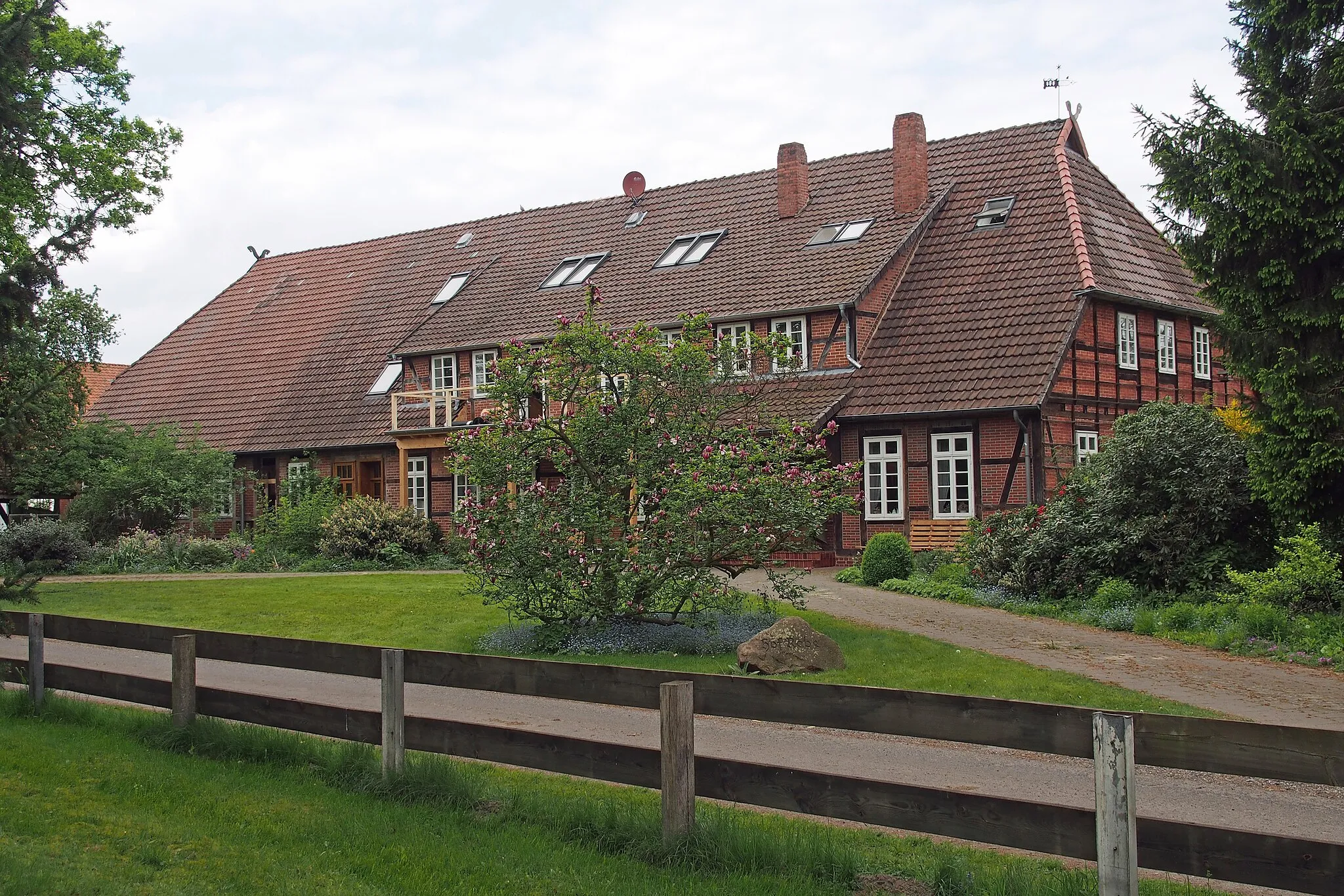 Photo showing: Denkmalgeschützter Bauernhof (Hof Rabe = ehemaliger Lehnshof) in Sülze, Stadt Bergen (Niedersachsen)