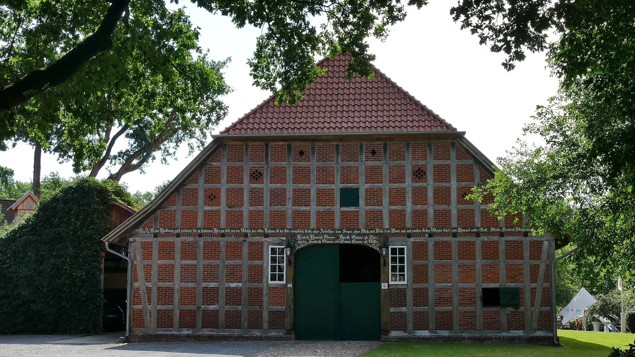 Photo showing: Die Hofstelle An der Kirche 12, in Fuhrberg, einem Ortsteil der Stadt Burgwedel, ist ein Baudenkmal.