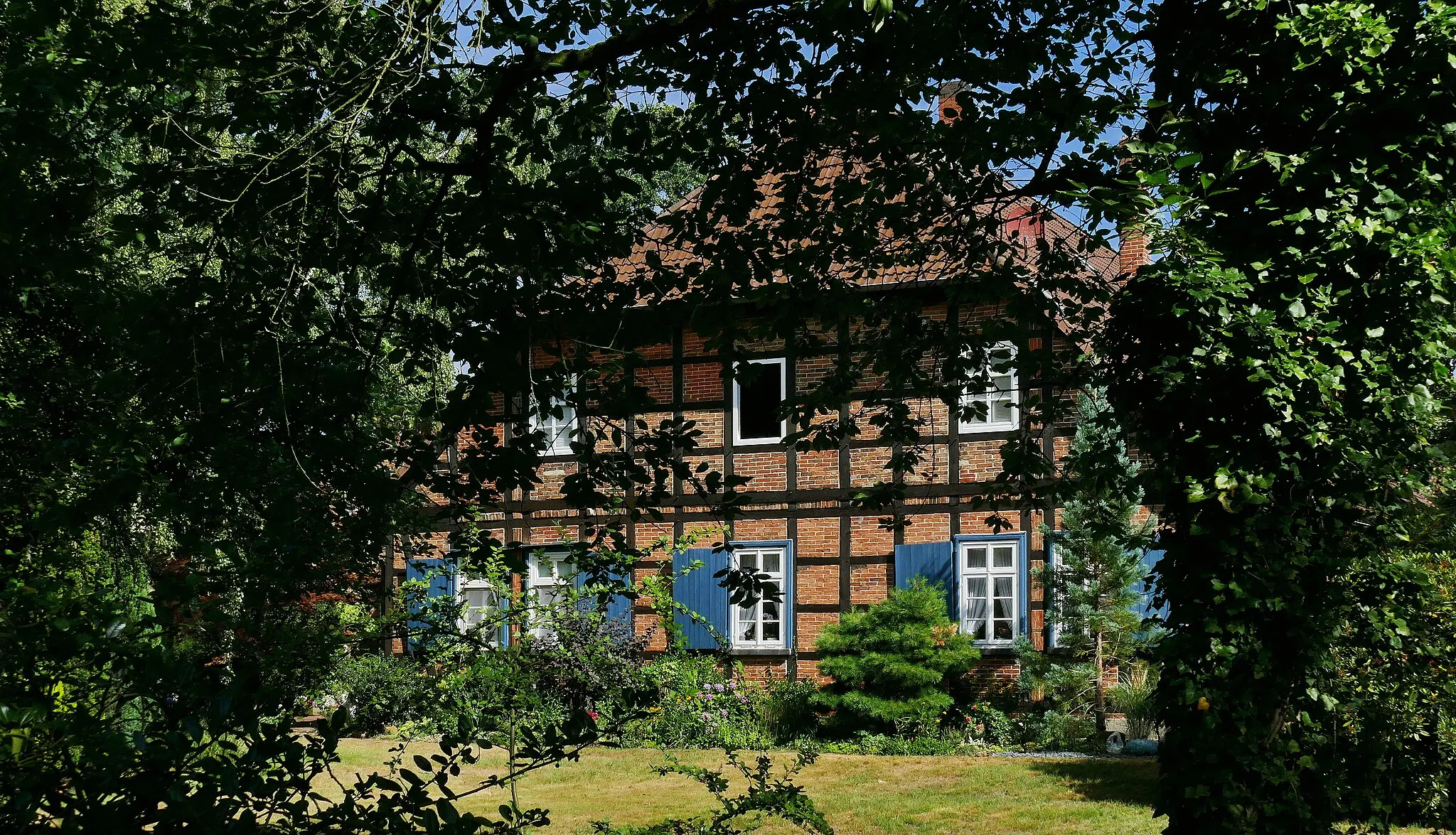 Photo showing: Die Hofstelle An der Kirche 10, in Fuhrberg, einem Ortsteil der Stadt Burgwedel, ist ein Baudenkmal.