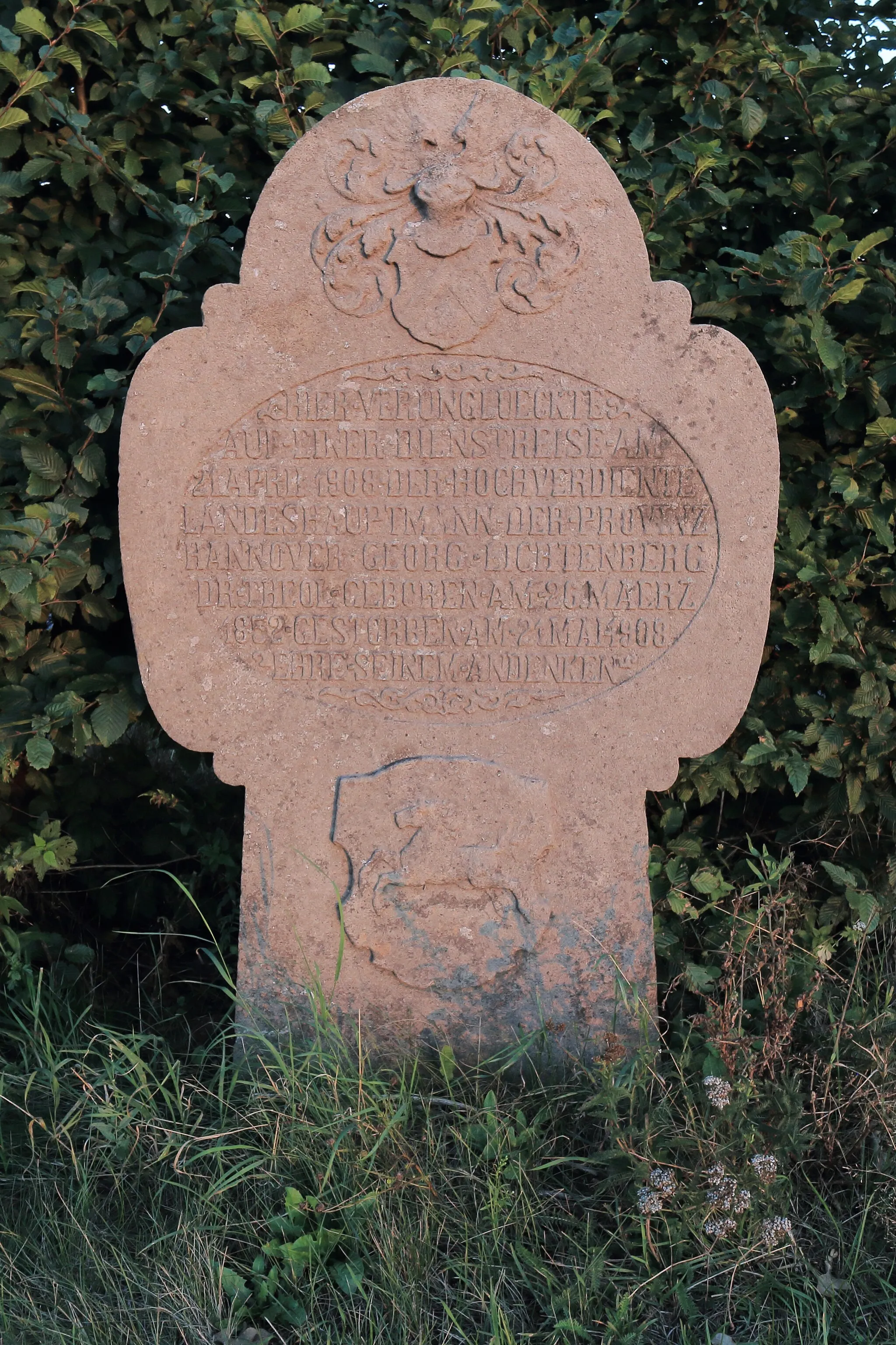 Photo showing: Gedenkstein für den ersten Verkehrstoten im Landkreis Celle, Georg Lichtenberg, 1008, an der B191 zwischen den Stadtteilen Altenhagen und Garssen, Höhe Abfahrt "Bostel". Denkmalgeschütztes Objekt, ID 34382251