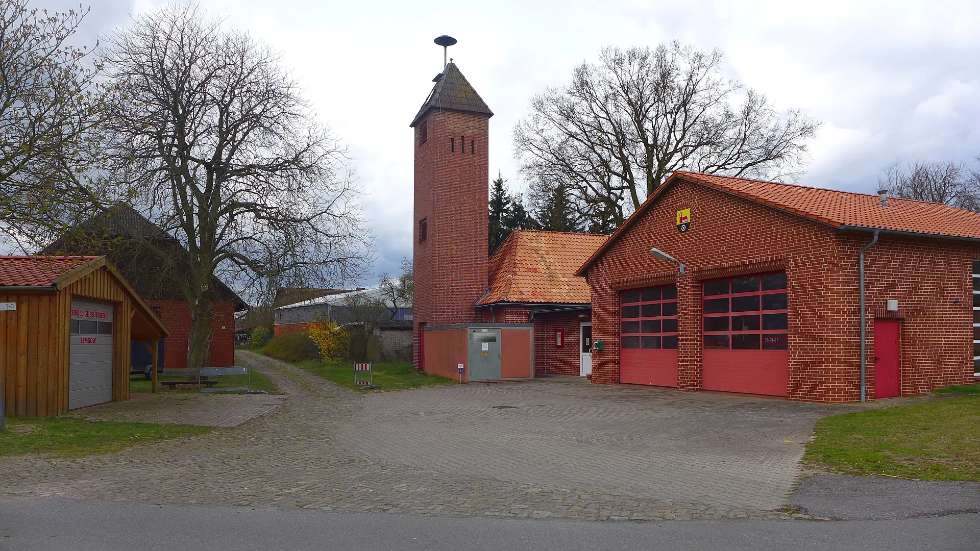 Photo showing: Schlauchturm und Gerätehaus der FFW Lemgow in Großwitzeetze.