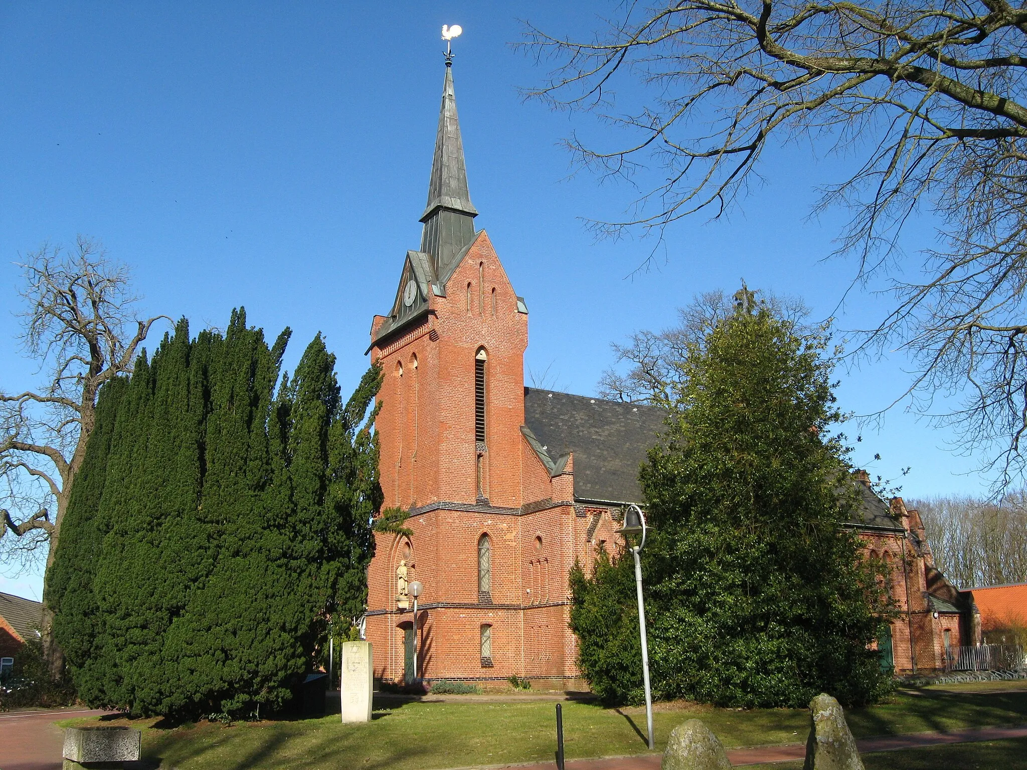 Photo showing: Martin Luther Kirche in Hagen im Bremischen (im Vordergrund links ein Gedenkstein für die 1938 abgebrannte Hagener Synagoge)
Datum: 28.03.2011
Urheber: M. Pfeiffer alias Benutzer:Gordito1869
Quelle: privates Fotoarchiv des Urhebers