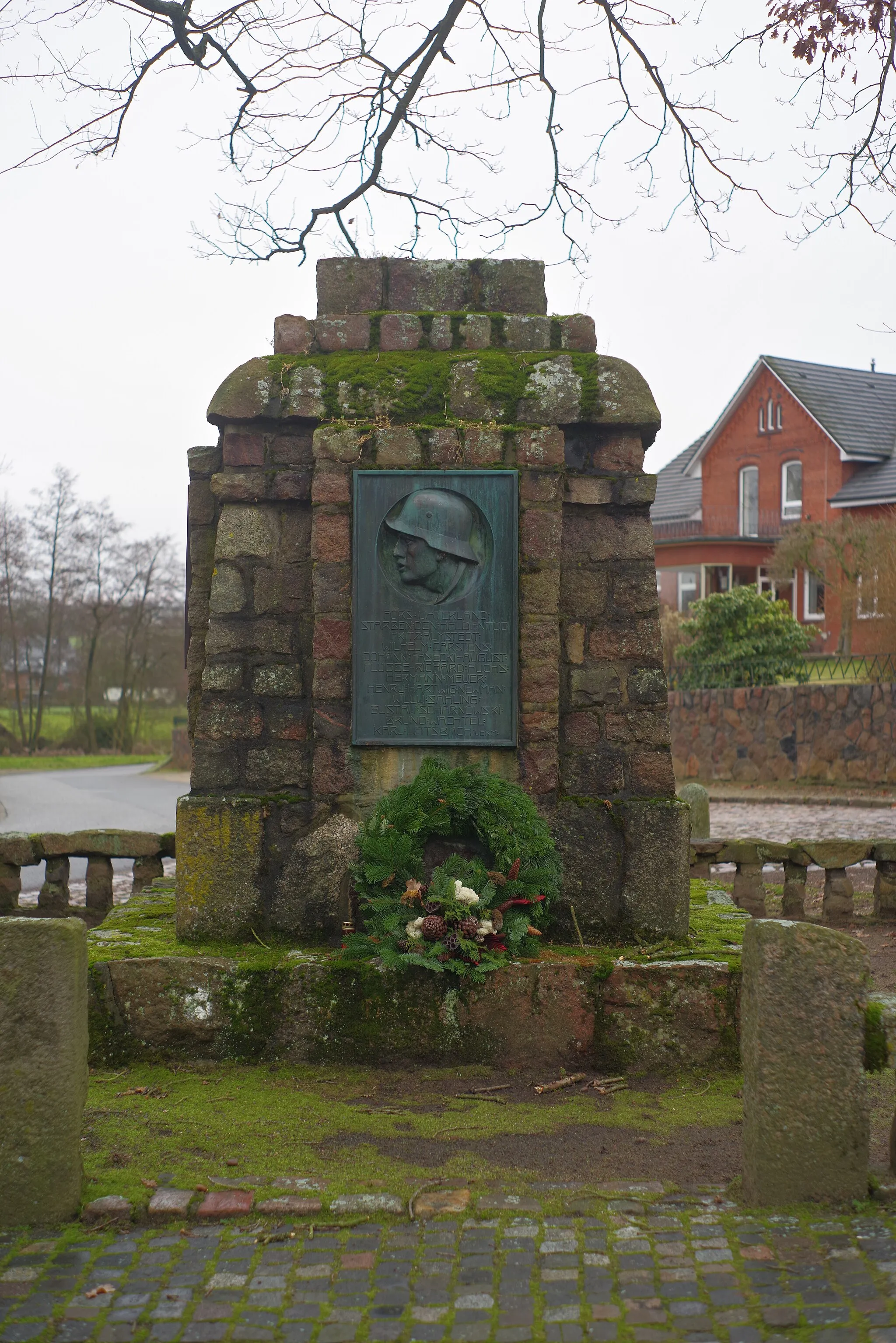 Photo showing: Memorial for the dead of World War II in Emmelndorf, Seevetal.