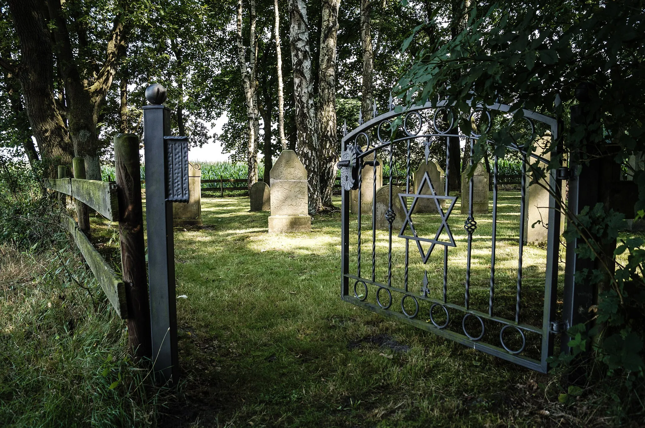 Photo showing: Blick auf das Gelände des Jüdischen Friedhofs Otterstedt vorbei am offenen Eingangstor