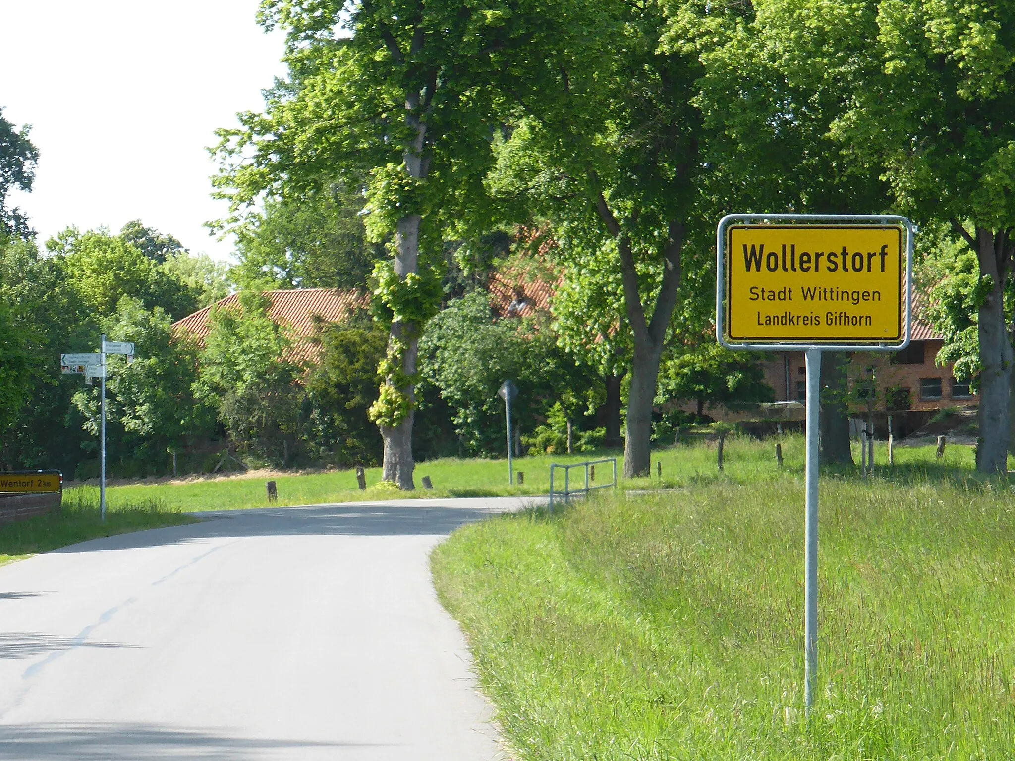 Photo showing: Ortseingang von Wollerstorf.