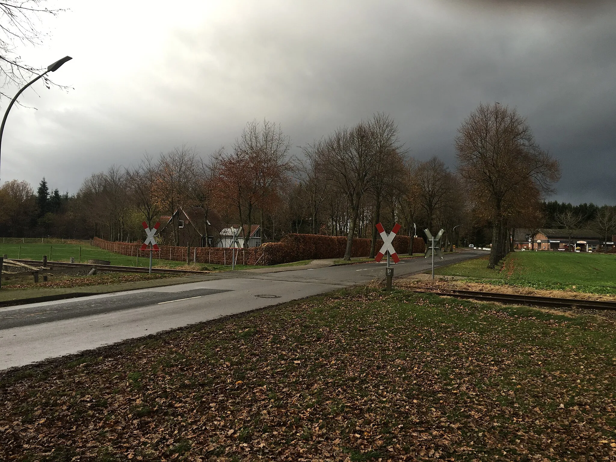 Photo showing: Bahnövergang över de Bahnlien Stood–Oosterholt-Scharmbeek in Barchel