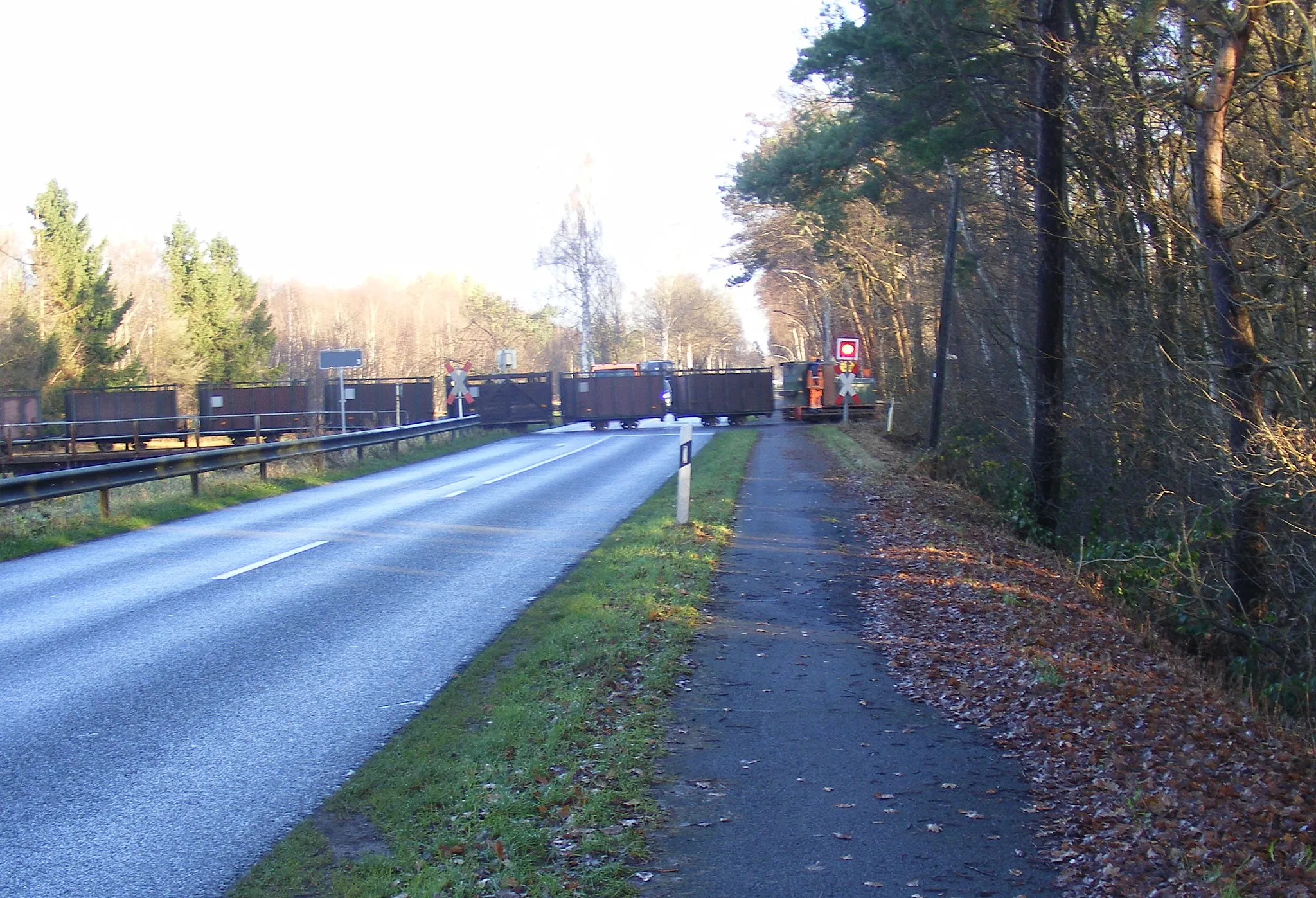 Photo showing: Gnarrenburger Torfeisenbahn beim Überqueren der Kreisstraße 102