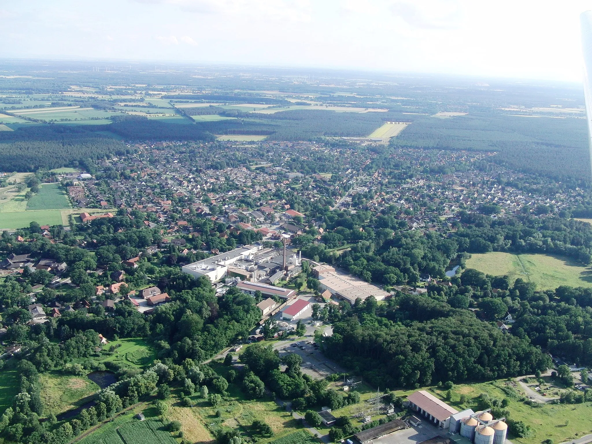 Photo showing: Blick aus dem Nordosten. Papierfabrik Papiermühle Lachendorf