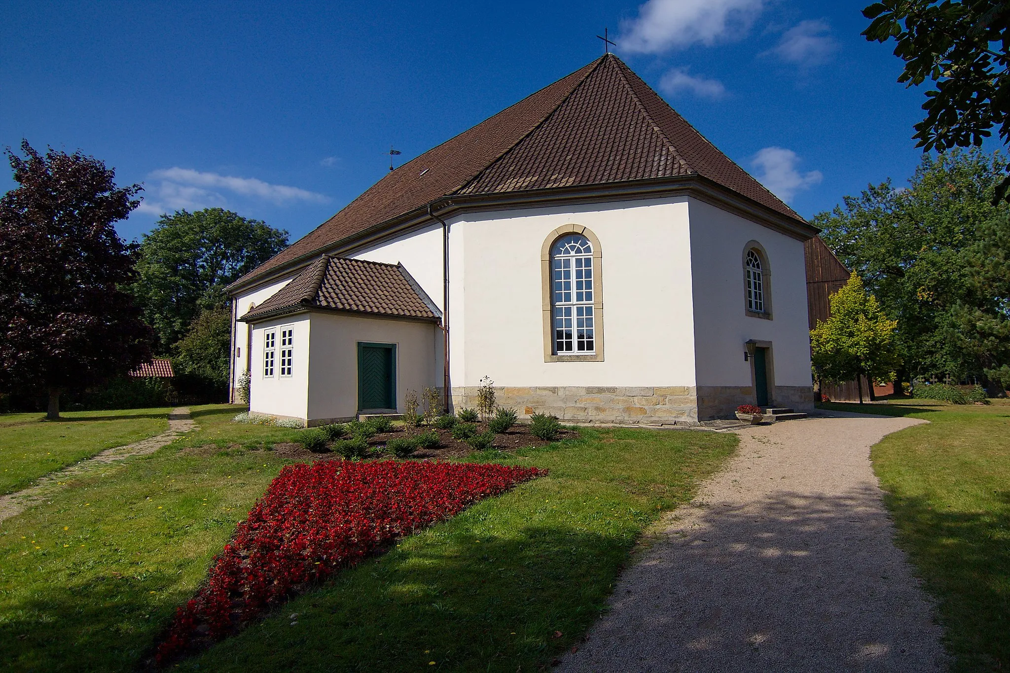 Photo showing: Die Bezeichnung der Martinskirche in Beedenbostel kommt von Martin von Tours, der sein Hab und Gut mit den Armen teilte. Die Kirche wurde 1735 von Johann Pflug auf einem Vorgängerbau errichtet. Der Holzglockenturm ist älter.