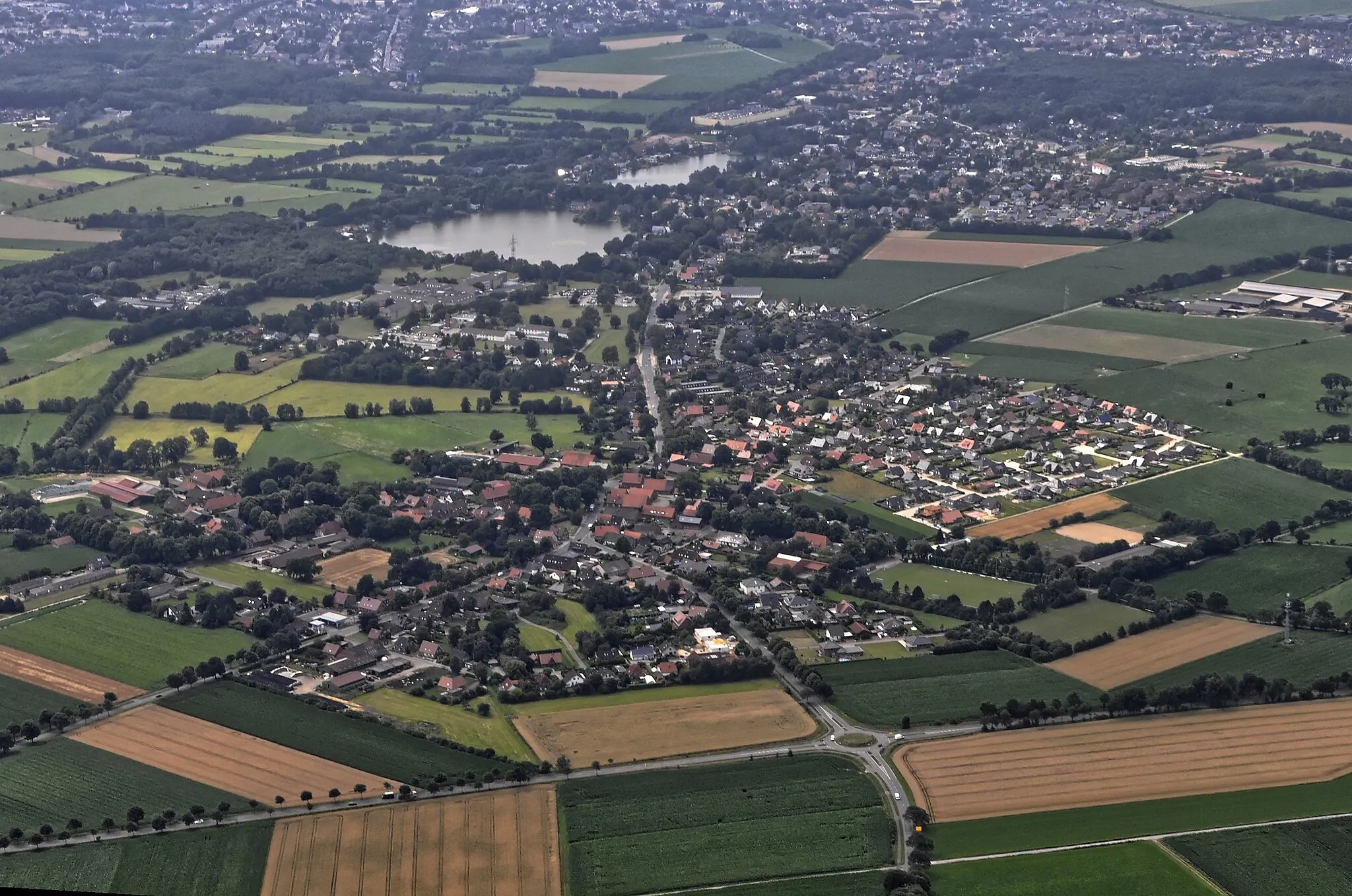 Photo showing: Bilder vom Flug Nordholz Hammelburg 2015: Blick von Nordosten auf Debstedt, zwei Baggerkuhlen und Langen.