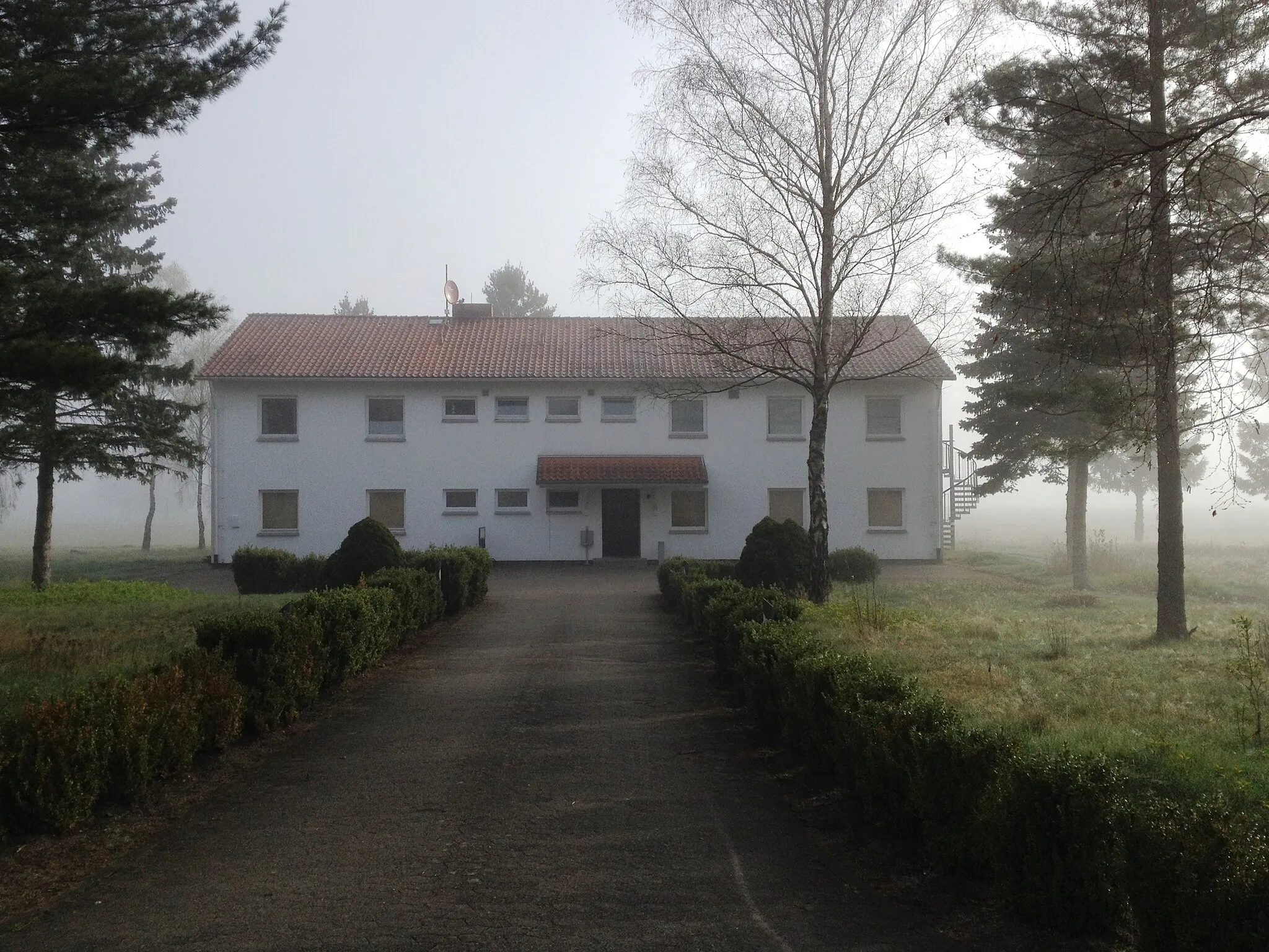 Photo showing: the former British garrison HQ at Reinsehlen Camp, today used as a hostel