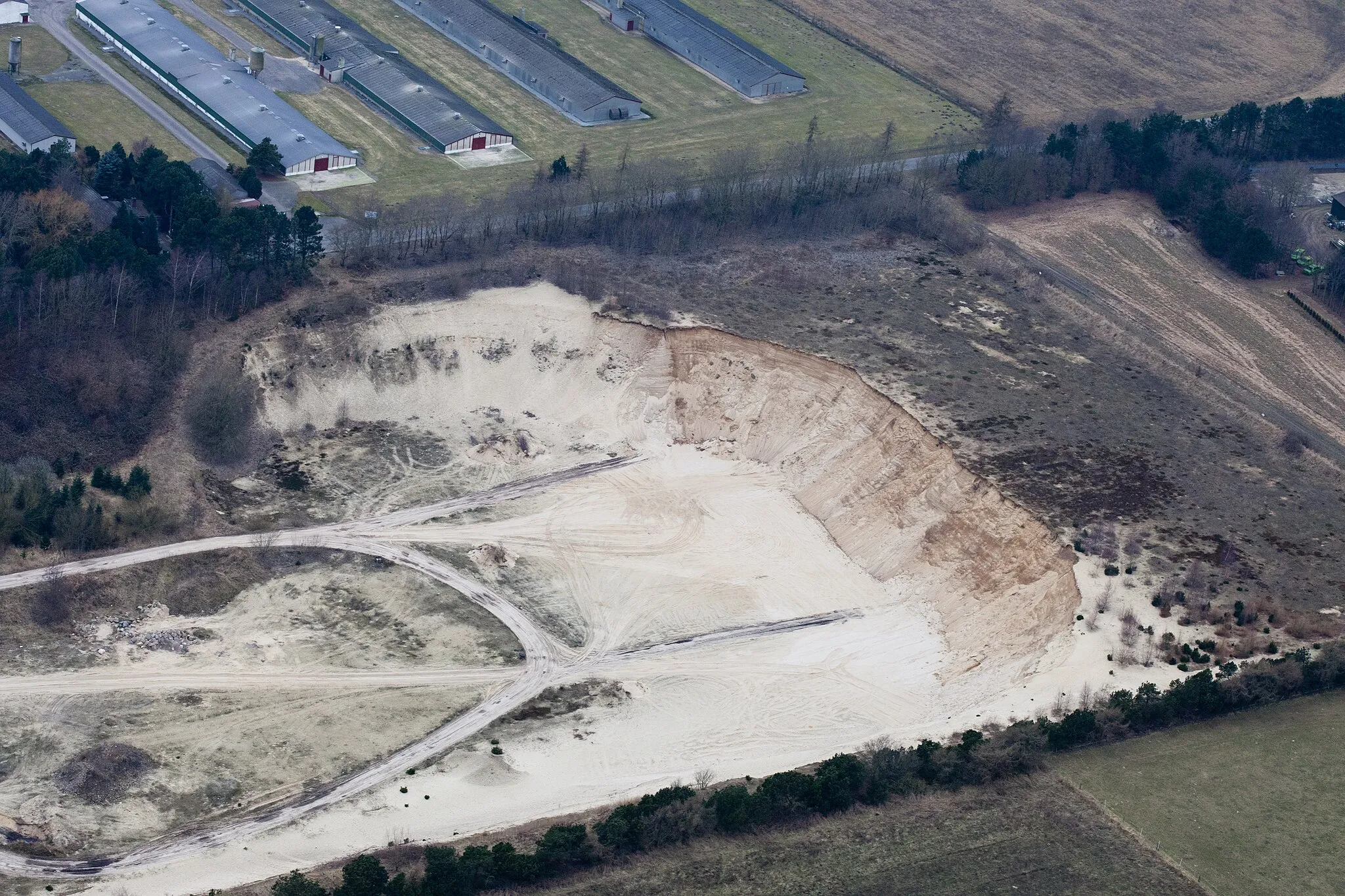 Photo showing: Luftaufnahme: Sandgrube und Farm Spieka II (Hybridhühner, Geflügelzuchtanlage der Aviagen-EPI, EW Group) in Nordholz, Gemeinde Wurster Nordseeküste