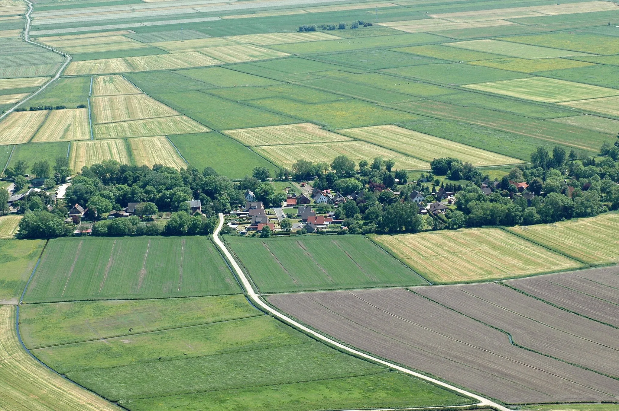 Photo showing: Neuenlande bei Loxstedt. Im Vordergrund der Weg Mittendorf Hellmer, von links nach rechts die Bebauung an der Neuenlander Straße, in den Hintergrund abgehend der Schmedesweg / Reepen.
Aus der Serie: Fotoflug vom Flugplatz Nordholz-Spieka über Cuxhaven und Wilhelmshaven