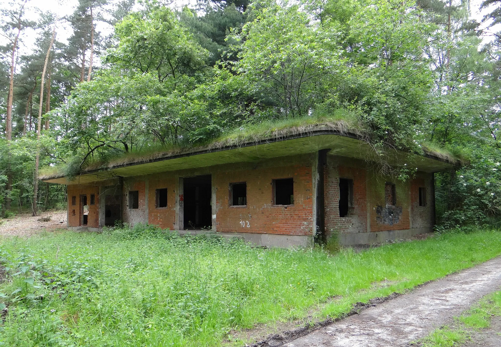 Photo showing: Building of the EIBIA explosives factory near Barme, Germany, which was active during World War II.