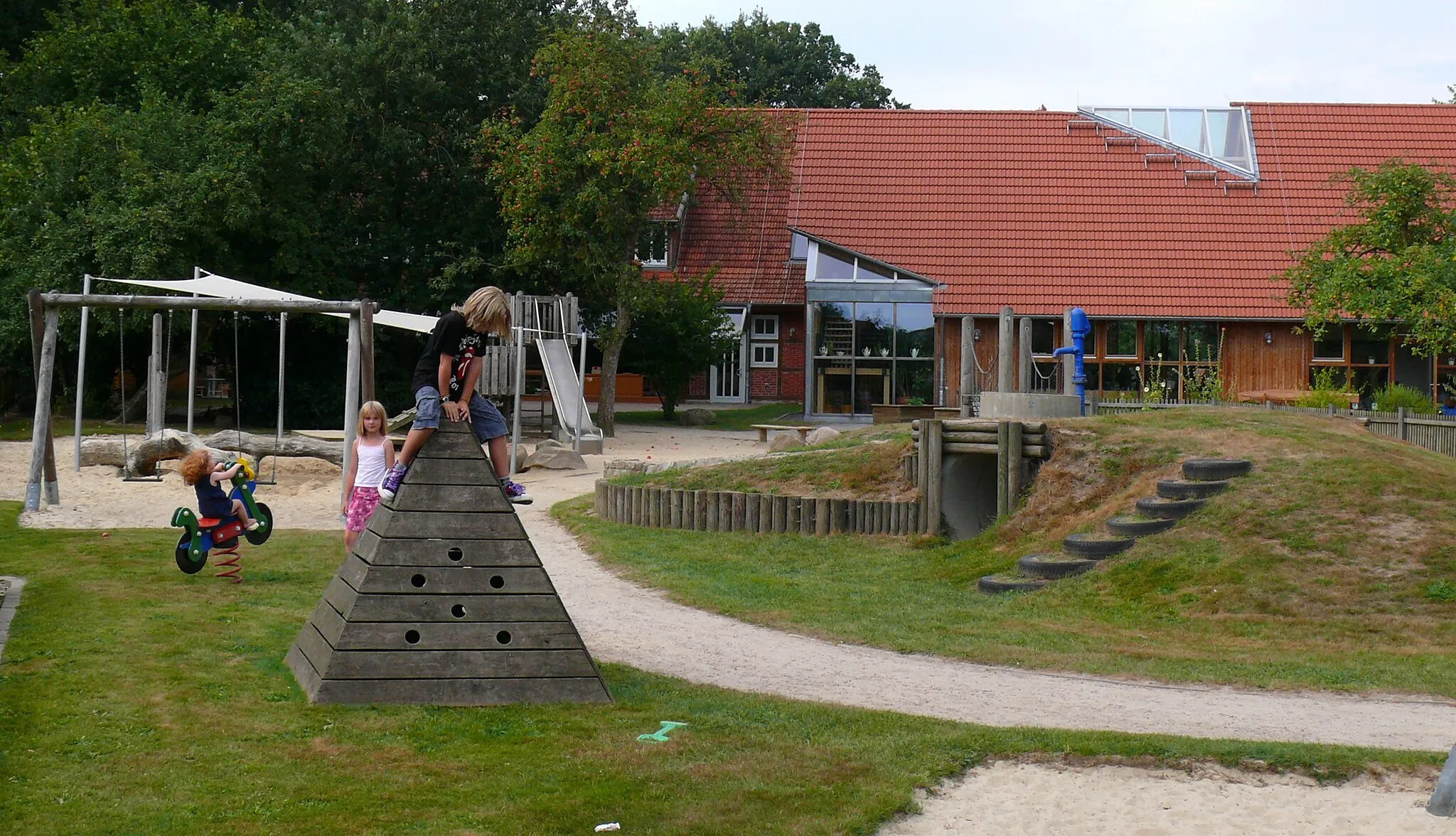 Photo showing: Mehrgenerationenhaus in Waffensen/Rotenburg (Wümme) vom Spielplatz her fotografiert