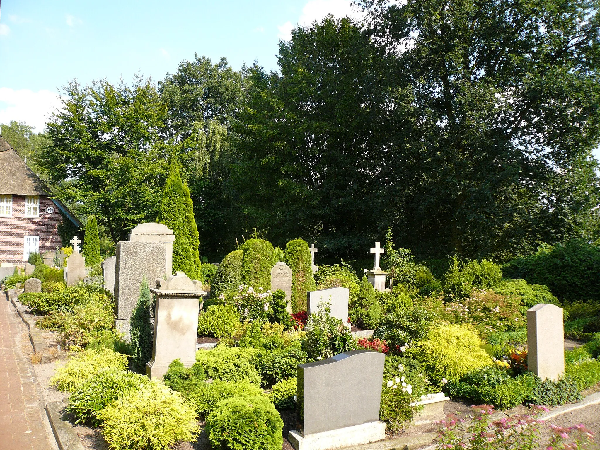 Photo showing: The cemetery of the church of St. Jürgen in Lower Saxony