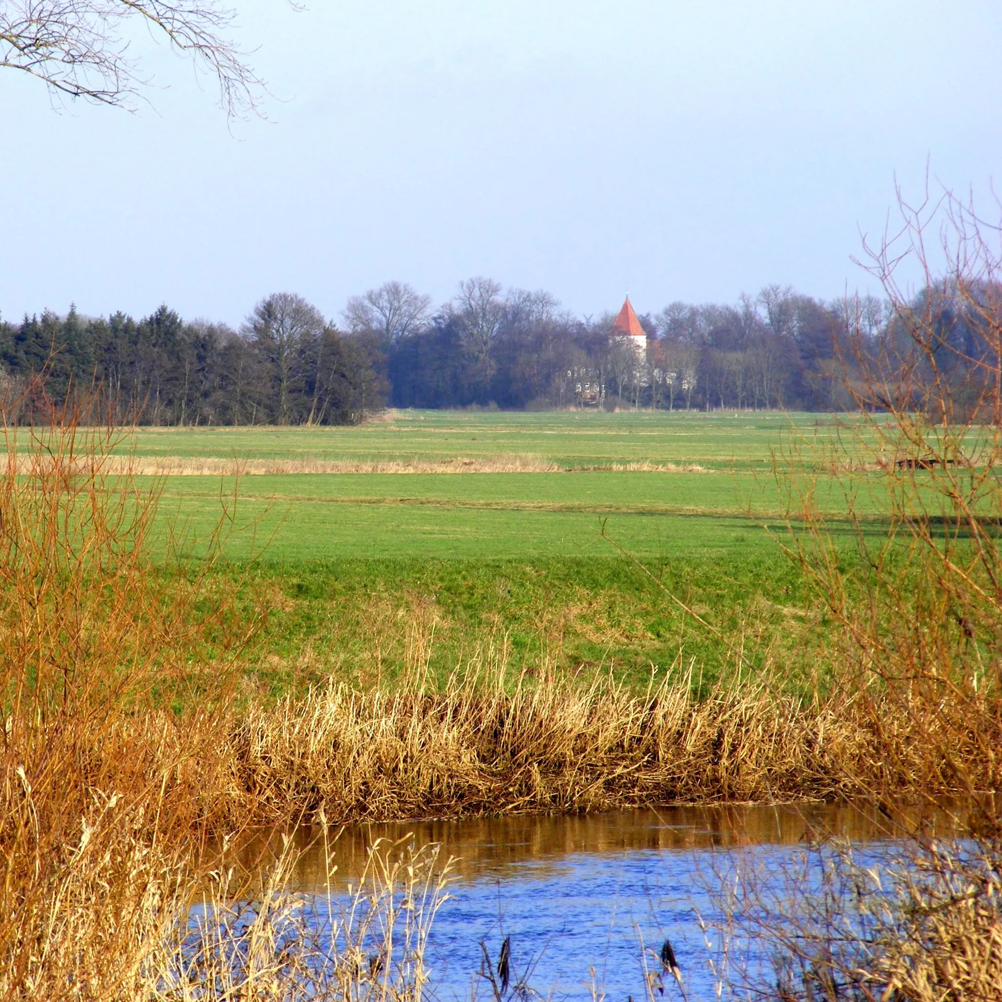 Photo showing: St.-Jürgenskirche west of Lilienthal, seen across the Wümme from the dike of Niederblockland in Bremen.