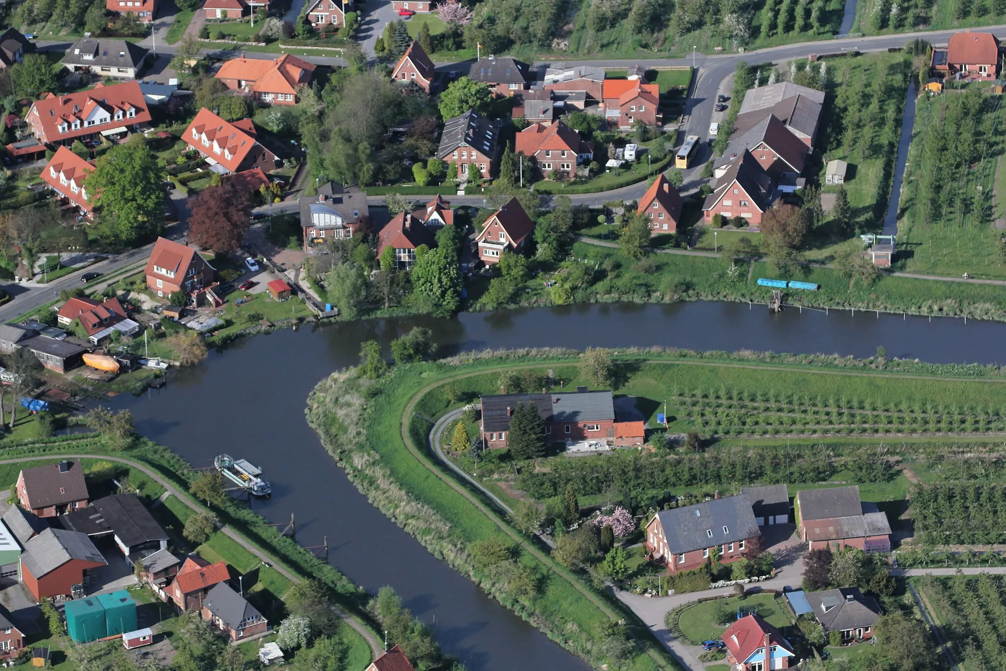 Photo showing: Luftaufnahme: eine Flusskurve der Lühe, dahinter die Kurze Straße in Grünendeich