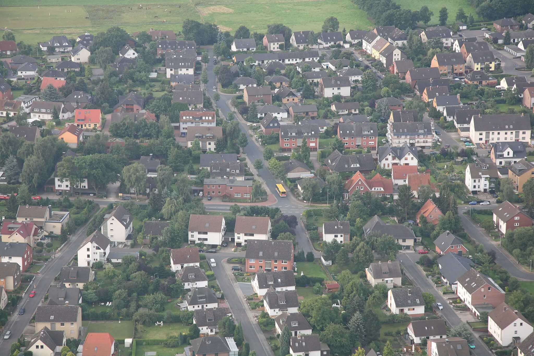 Photo showing: Suburban impression of Stelingen (a part of Garbsen near Hannover) from above. Taken in approach of Hannover airport, Germany. The intersection with the bus in the center of the frame is located at the above coordinates.