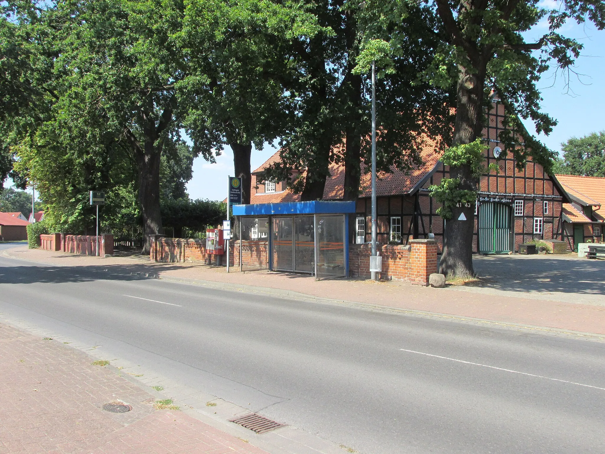 Photo showing: die Mauer vor dem Grundstück Engelbosteler Straße 39 in Stelingen mit der Bushaltestelle Lindenstraße für die Fahrtrichtung Garbsen