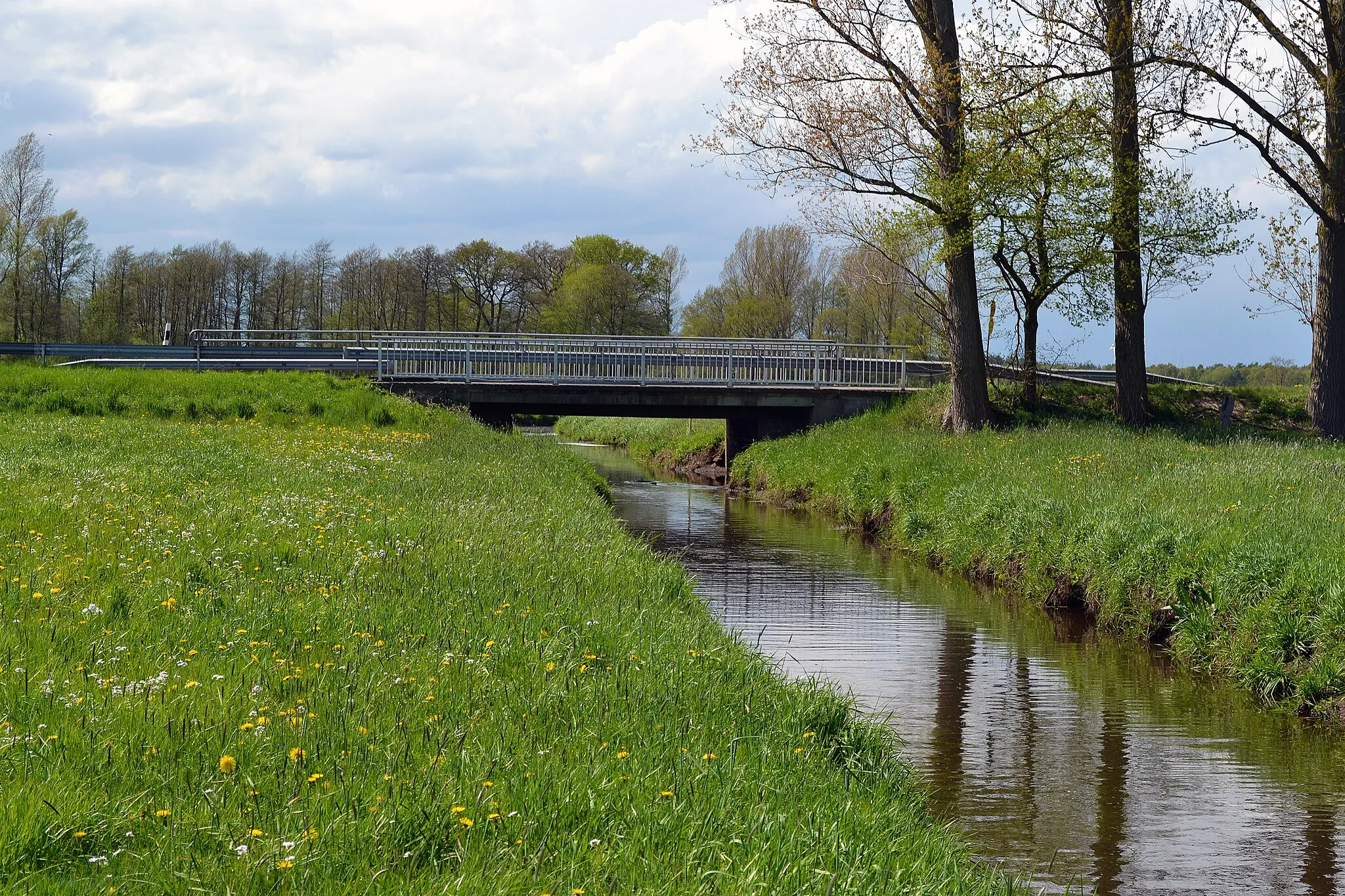 Photo showing: Fahrdahl-Fahrendorfer Canal in area of the town part Spreckens of the town Bremervörde. In the background is the K102.