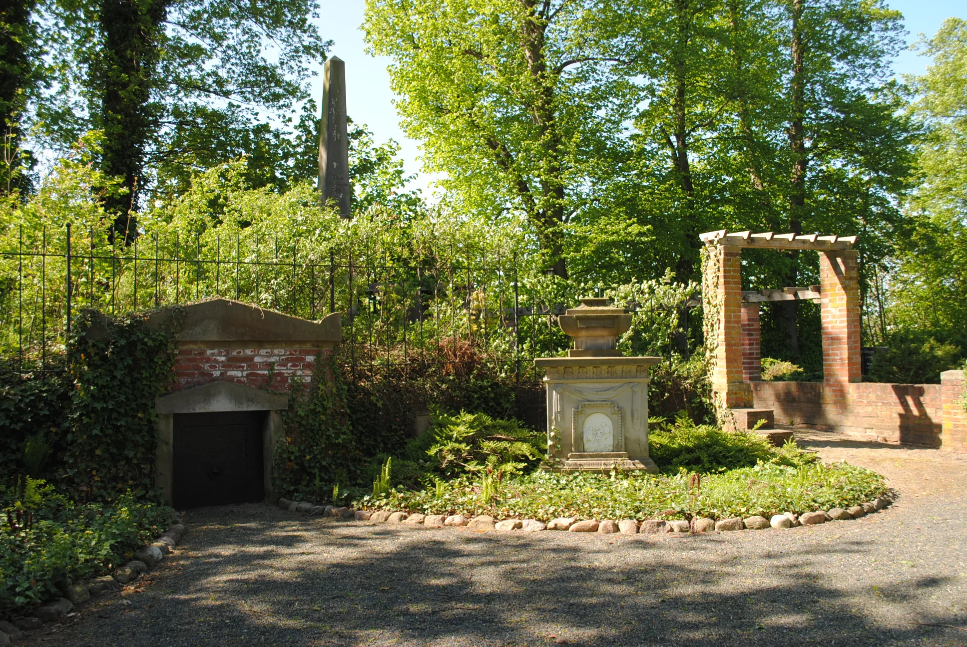 Photo showing: Grabstätte Allmers auf denkmalgeschütztem Gartenfriedhof in D-27628 Rechtenfleth