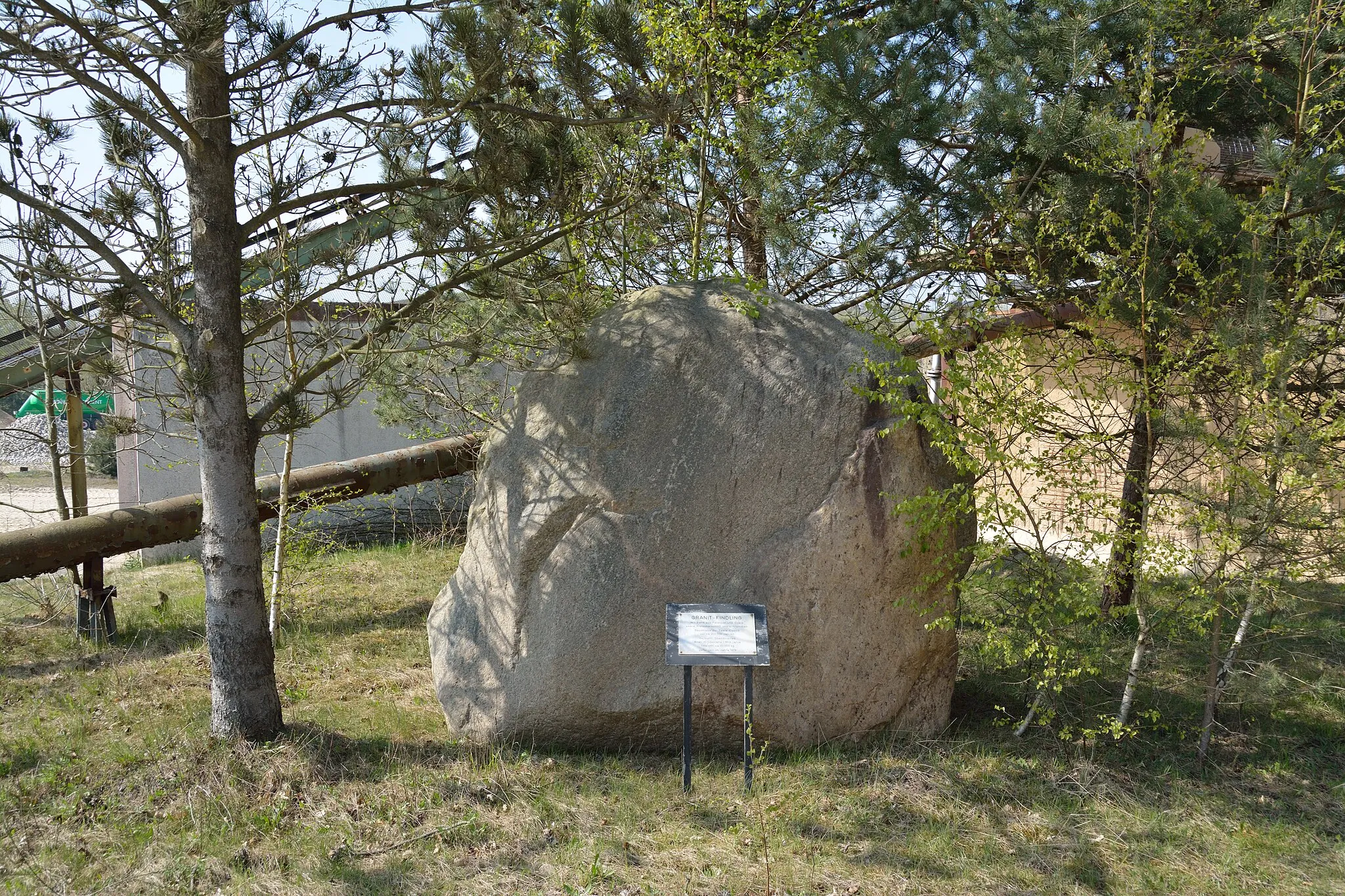Photo showing: A glacial erratic near Wohlenbeck (municipality of Lamstedt) is the natural monument CUX 207 in Germany