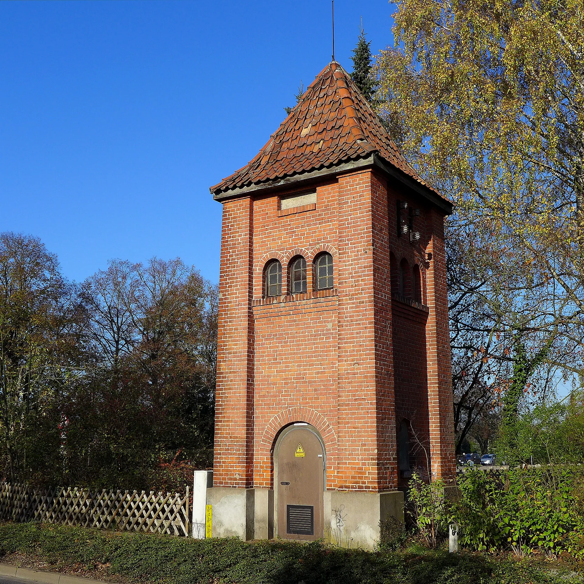 Photo showing: Trafostation im Backsteingebäude an der Soltauer Straße in Veerßen, einem Ortsteil von Uelzen.