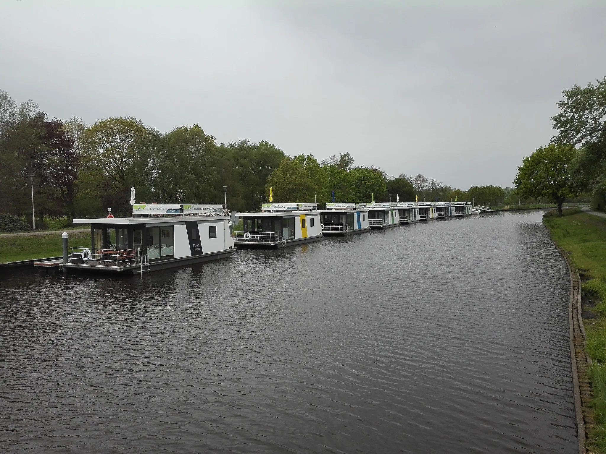 Photo showing: Eine aus Hausbooten bestehende "Feriensiedlung" bei Bad Bederkesa