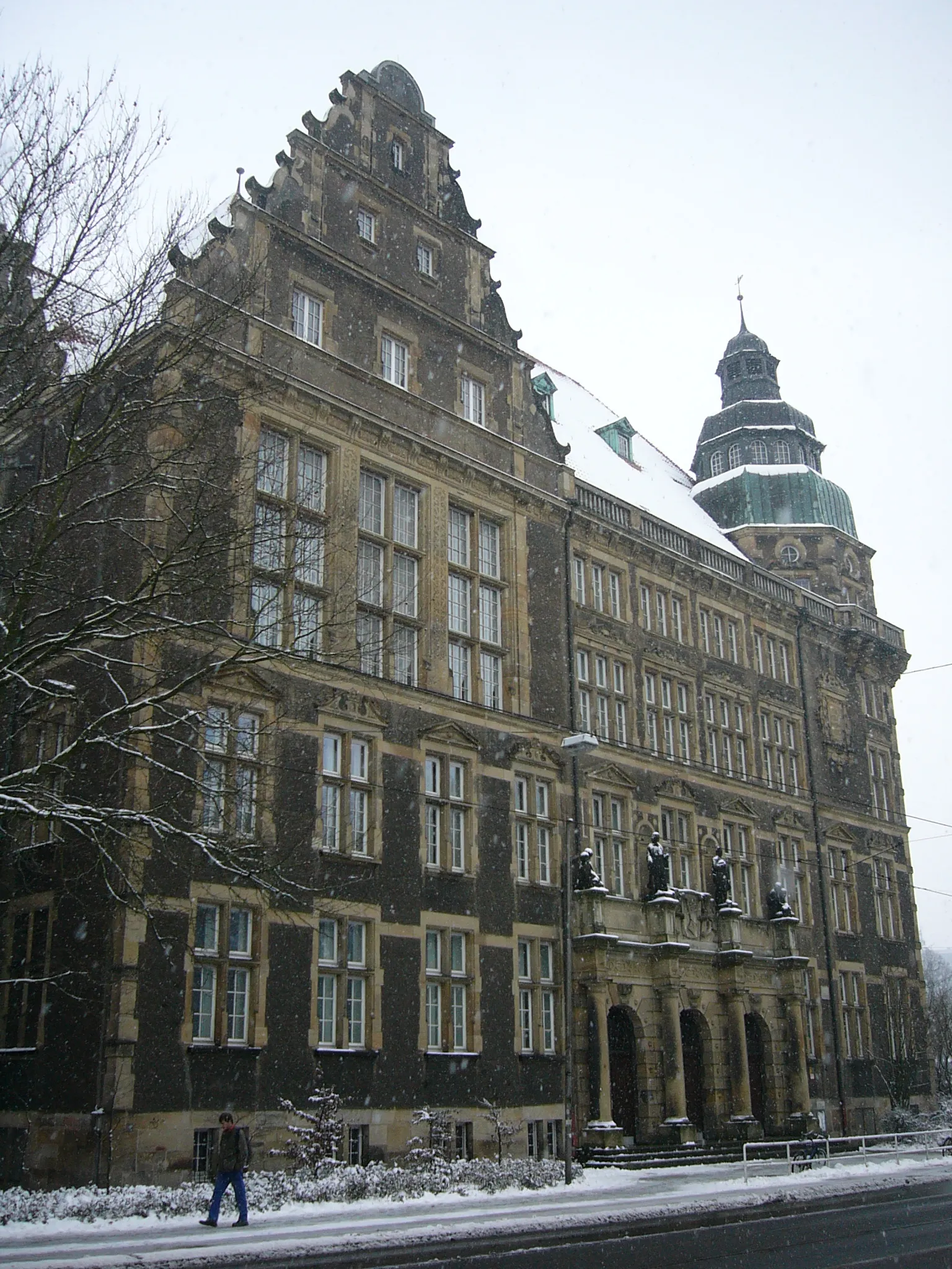 Photo showing: Hermann-Böse-Gymnasium Front The object shown is a protected cultural monument in the Free Hanseatic City of Bremen with the number 0591,T  registered with the State Office for Monument Preservation. → Datenbankeintrag