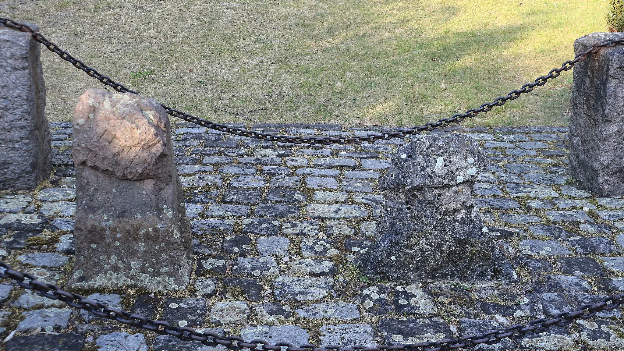 Photo showing: Die Prinzensteine, 2 Steine in Gedenken an adlige Brüder, die im zwanzigjährigen Lüneburger Erbfolgekrieg 1388 gegeneinander kämpften und sich dabei gegenseitig tödlich verletzten, An sie wird hier erinnert