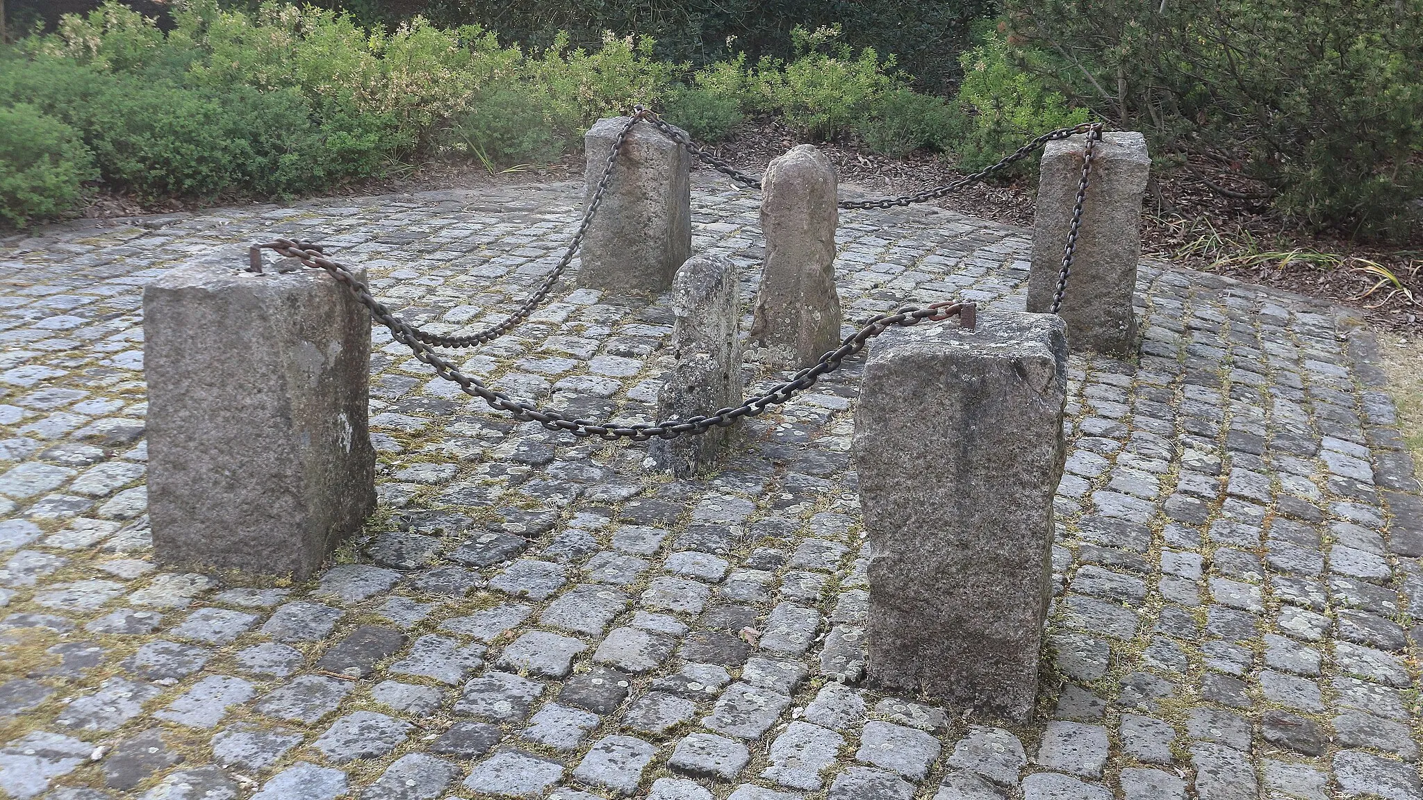 Photo showing: Die Prinzensteine, 2 Steine in Gedenken an adlige Brüder, die im zwanzigjährigen Lüneburger Erbfolgekrieg 1388 gegeneinander kämpften und sich dabei gegenseitig tödlich verletzten, An sie wird hier erinnert