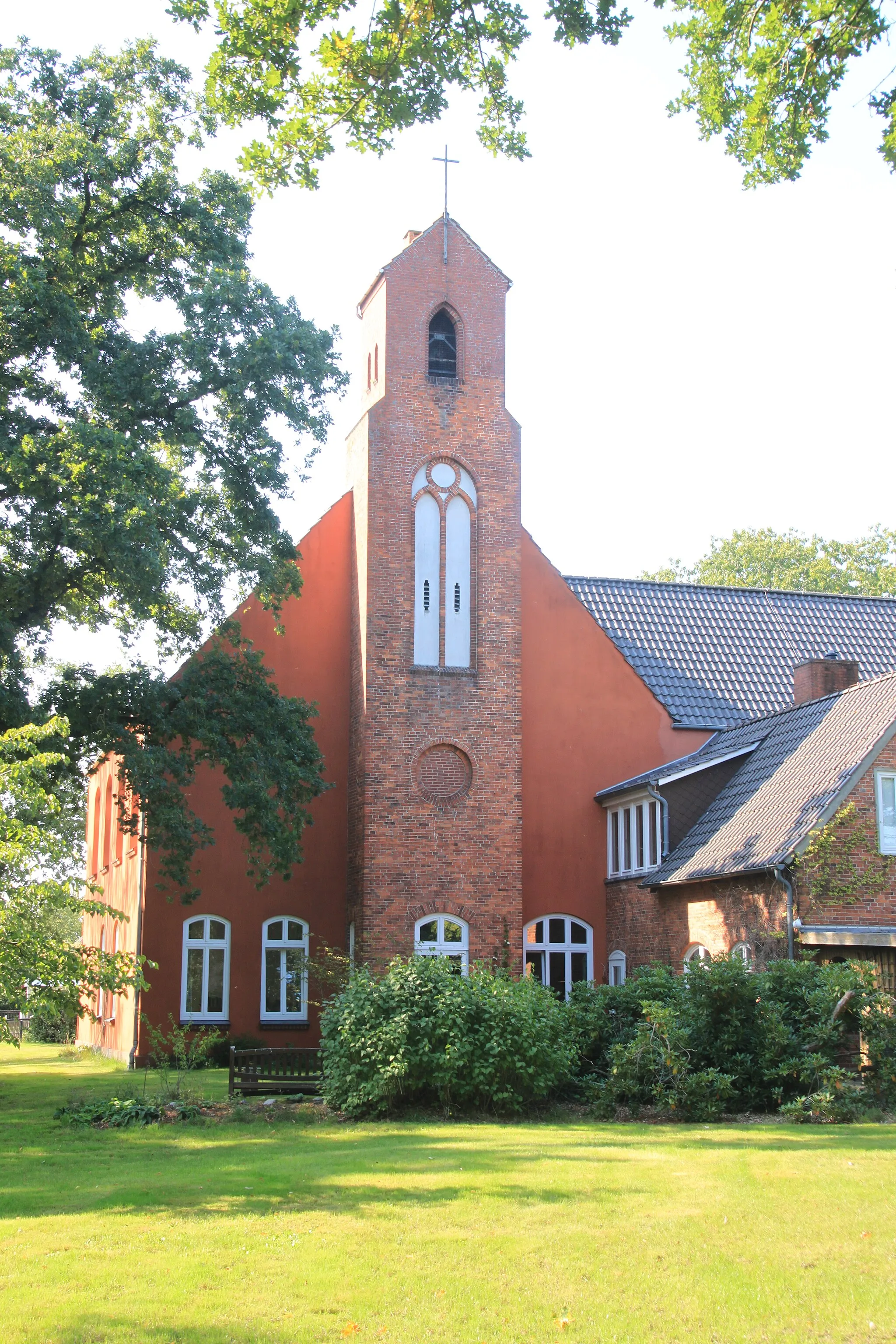 Photo showing: Hüttenbuscher Kirche in Worpswede OT-Hüttenbusch, Gartenansicht