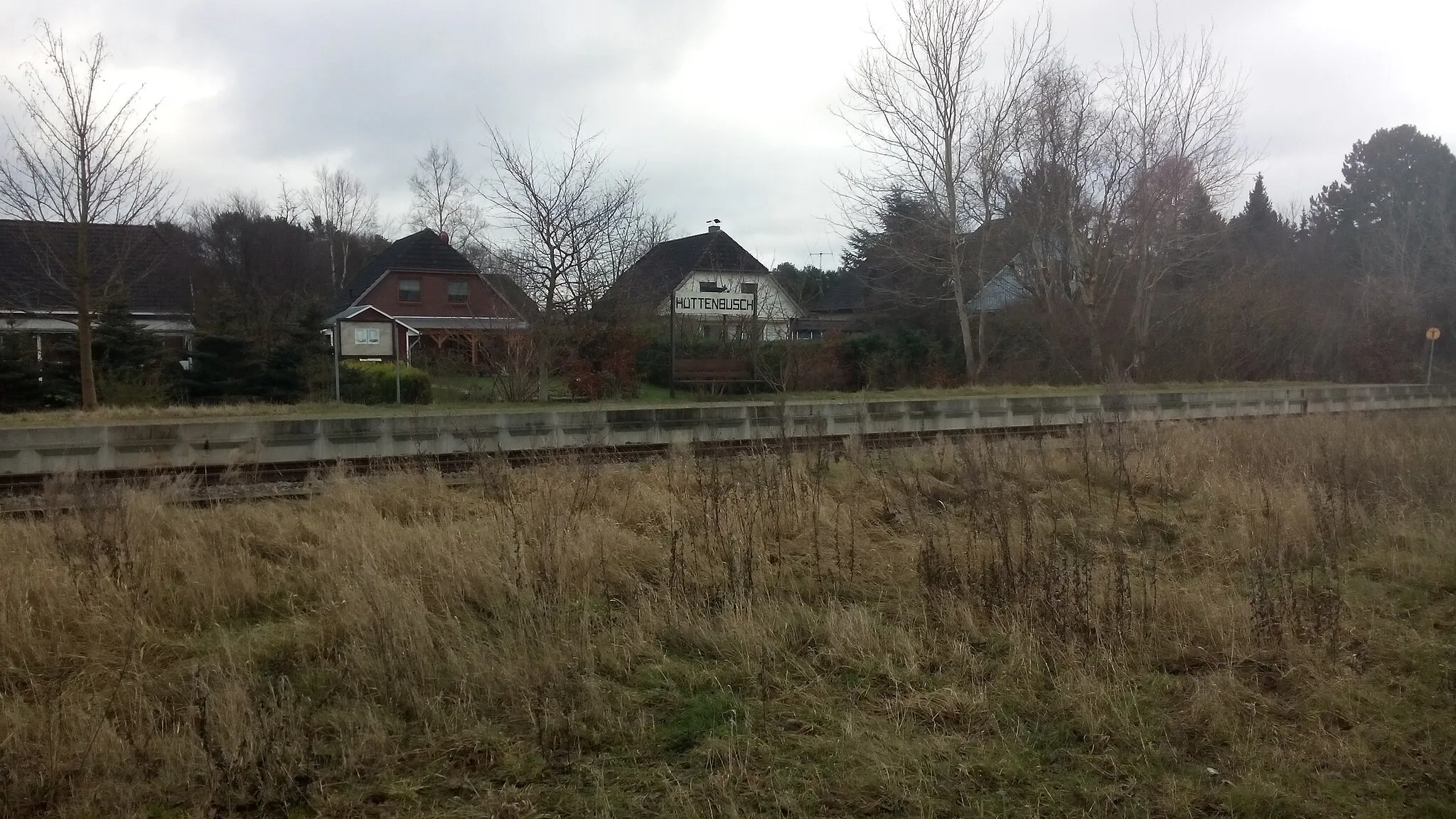 Photo showing: Bahnhof Hüttenbusch, Haltepunkt des Moorexpress, mit Bahnhofsschild