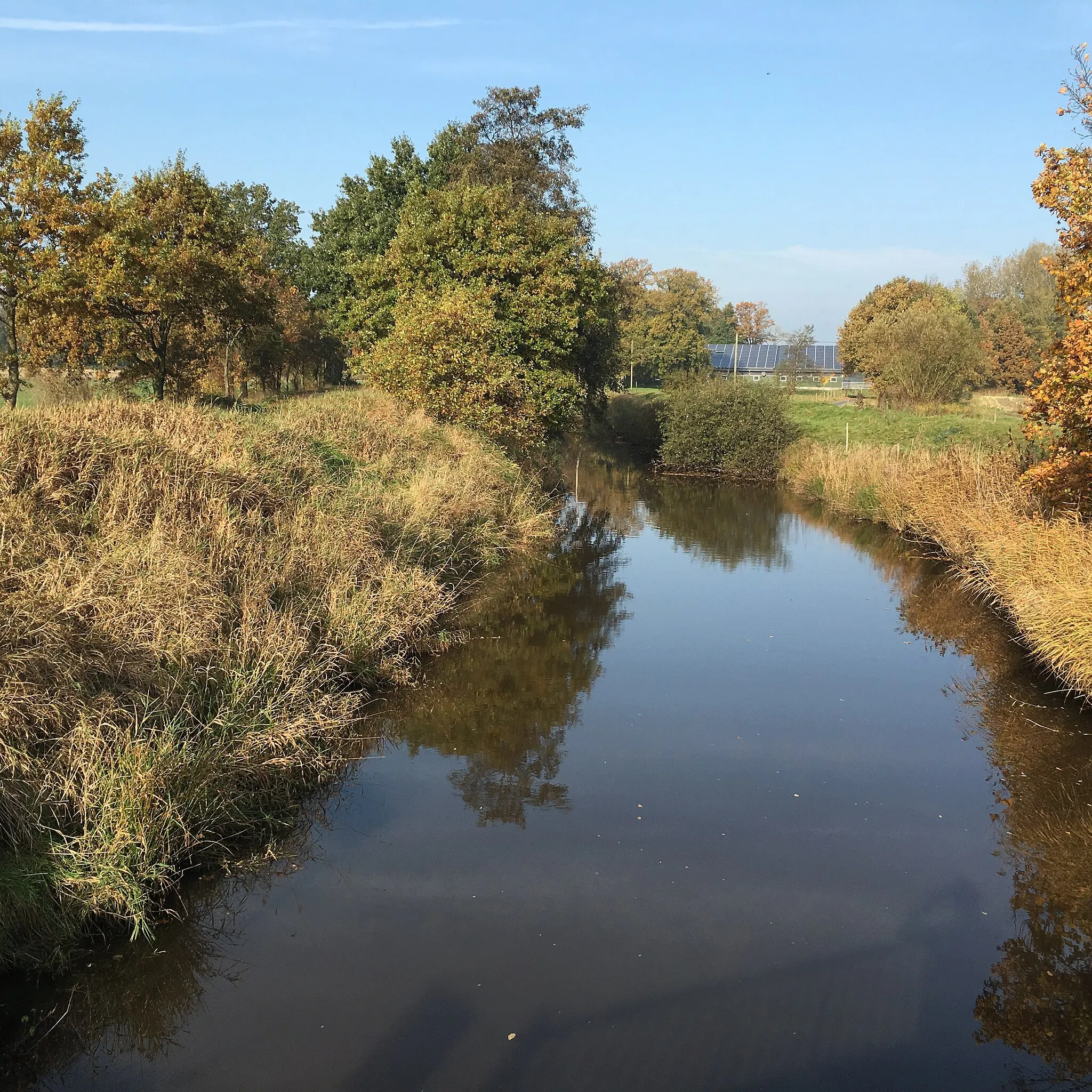 Photo showing: The Horsterbeck river, here forming the border between Horst upon Oste, a locality of Burweg (west [here left] bank), and Breitenwisch, a locality of Himmelpforten (east [here right] bank)
